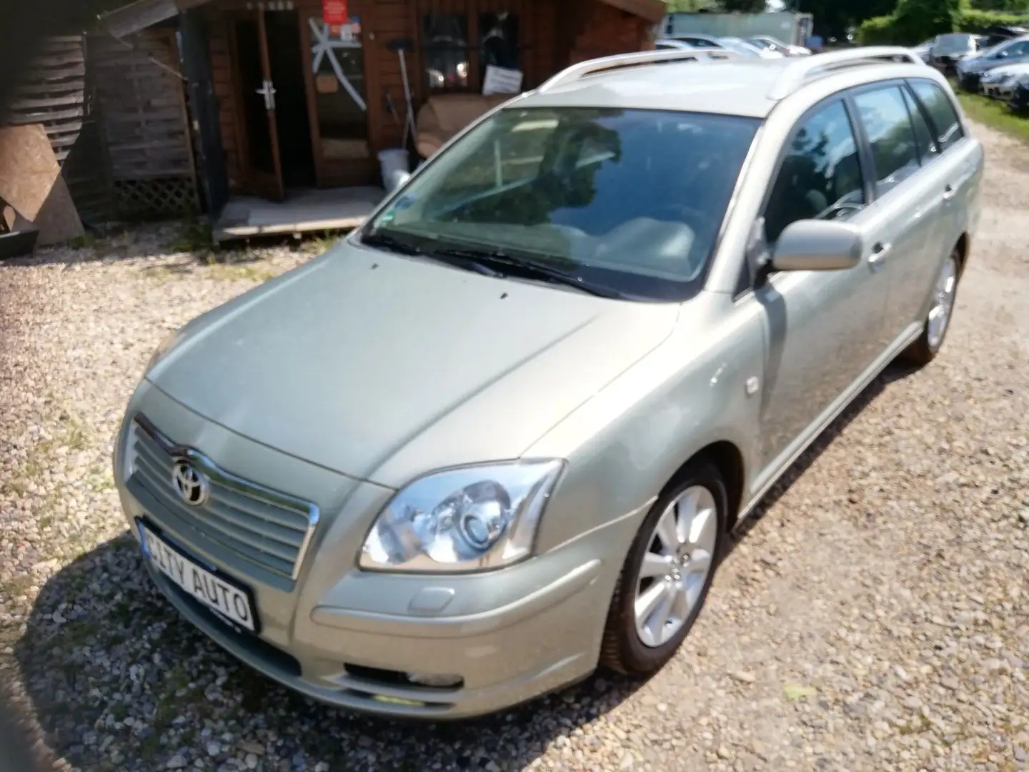 Toyota Avensis Kombi 1.8 Executive Grün - 1