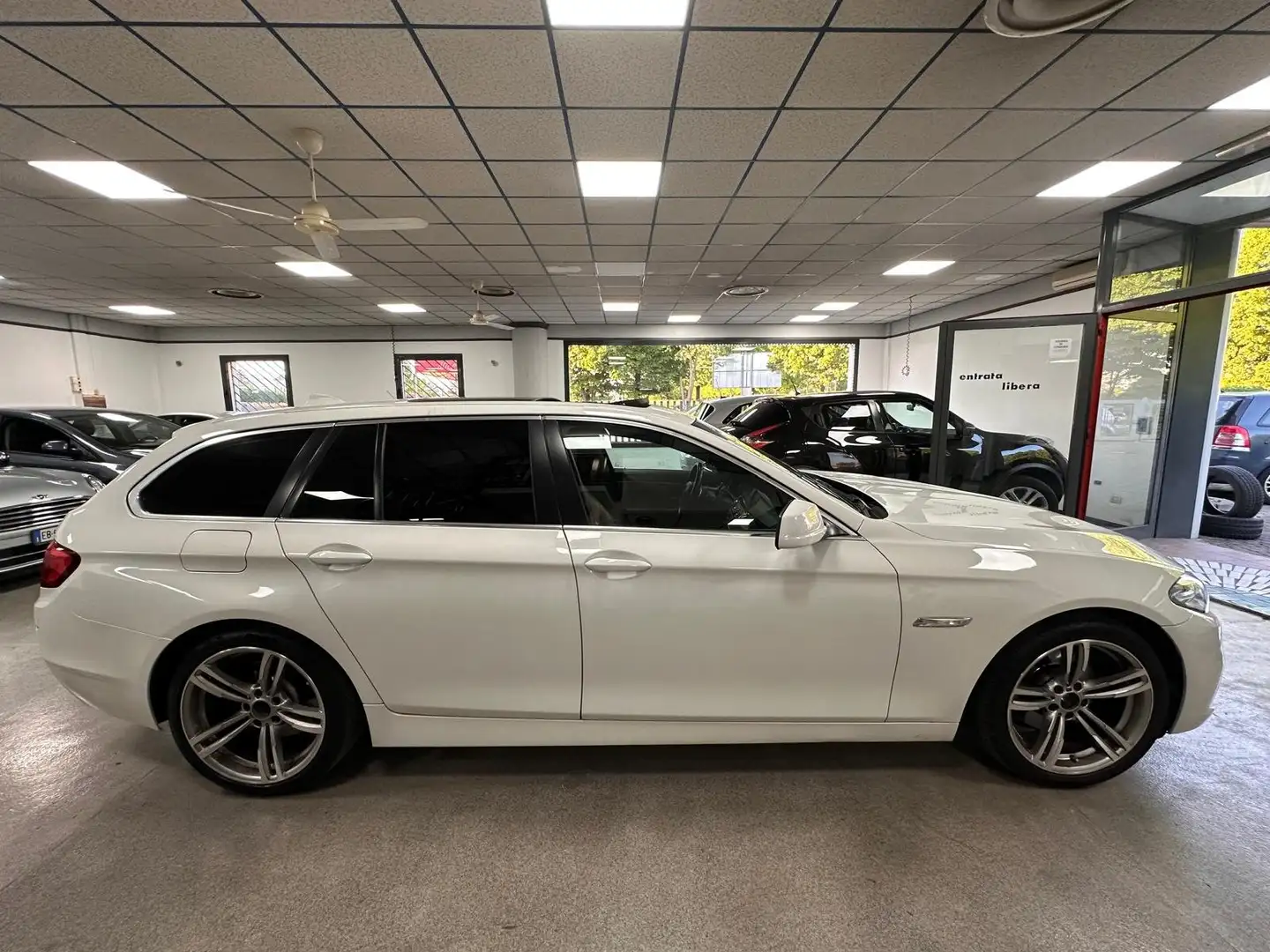 BMW 520 520d Touring Msport Wit - 2