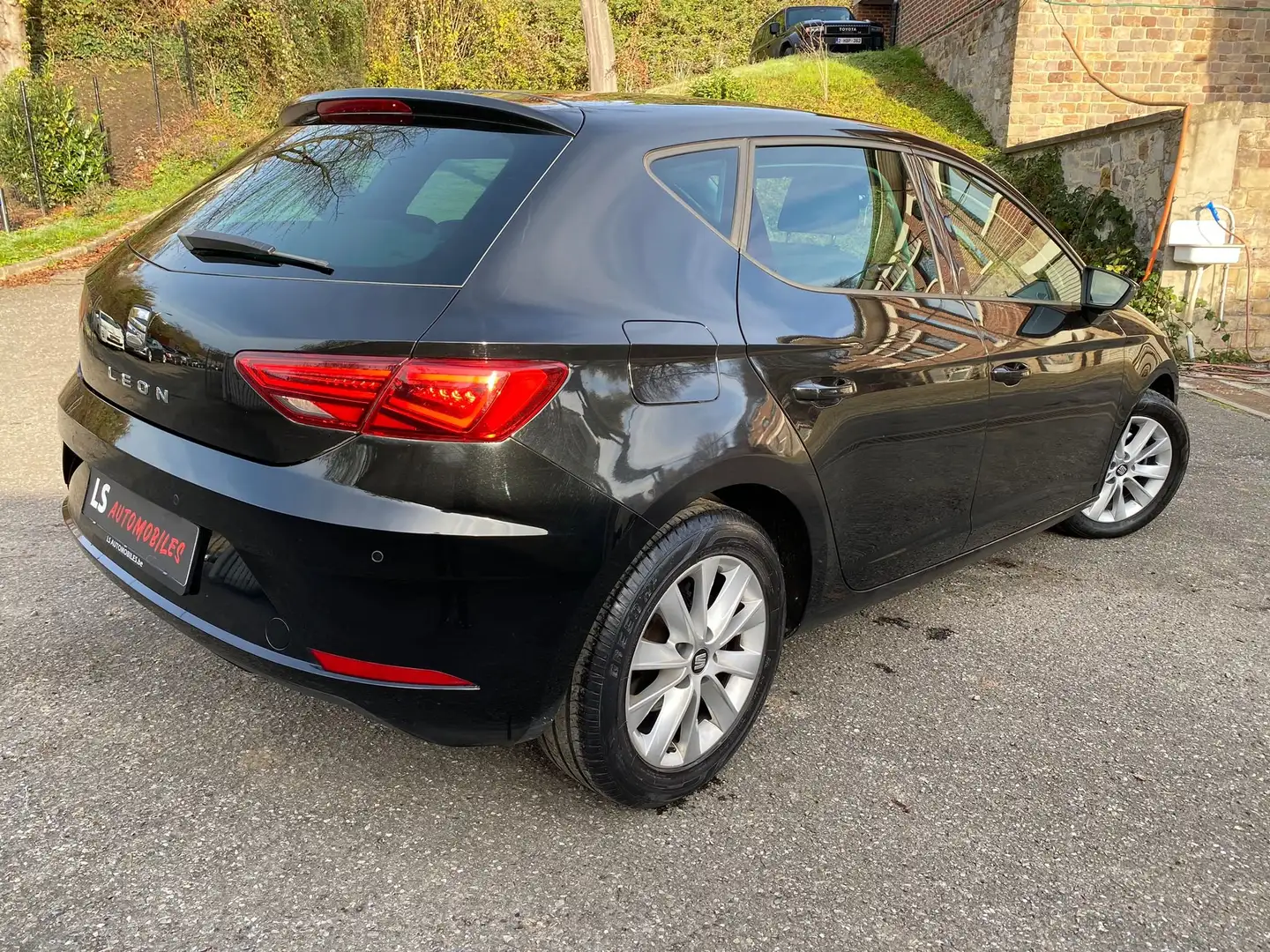 SEAT Leon Leon 1.6 CR TDi*DSG*LED*CRUISE*EU6b Schwarz - 2