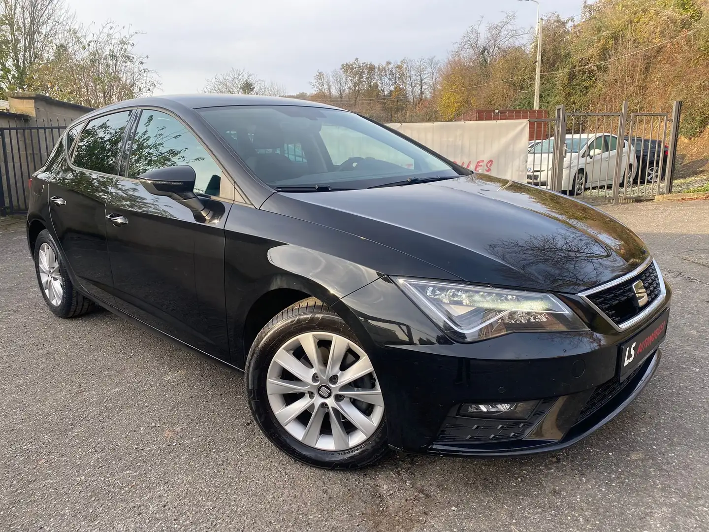 SEAT Leon Leon 1.6 CR TDi*DSG*LED*CRUISE*EU6b Schwarz - 1