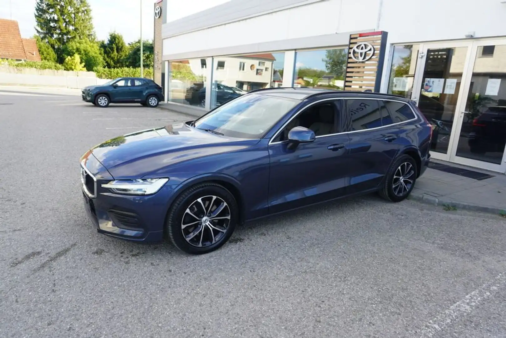 Volvo V60 D4 Aut. *LED*AHK*KAMERA*LEDER* Blau - 2