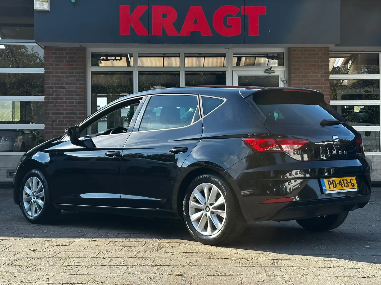 SEAT Leon Style Business Intense 1.0 TSI 116 pk - AUTOMAAT - Schwarz - 2