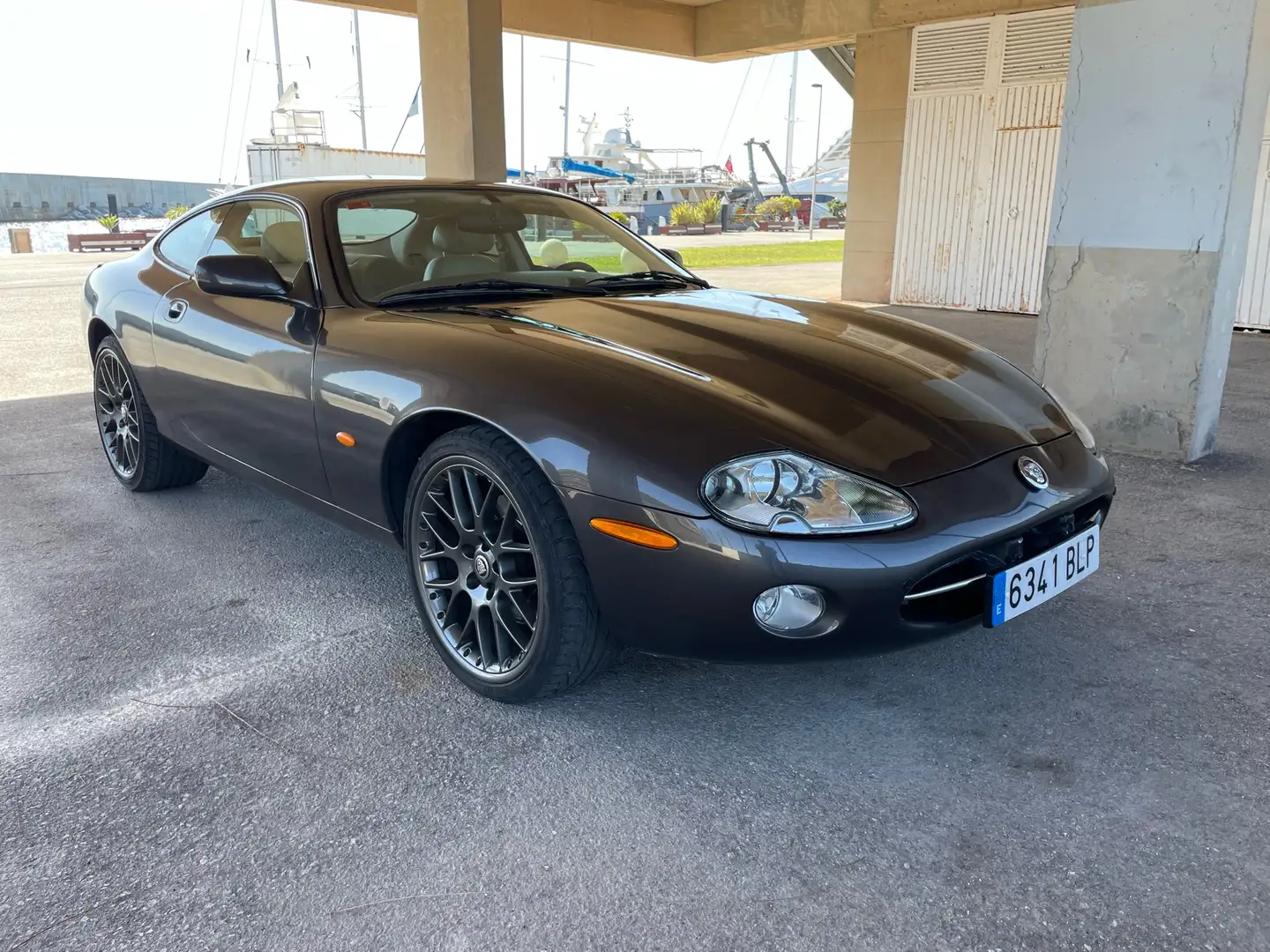 Jaguar XK8 Coupe Grijs - 1