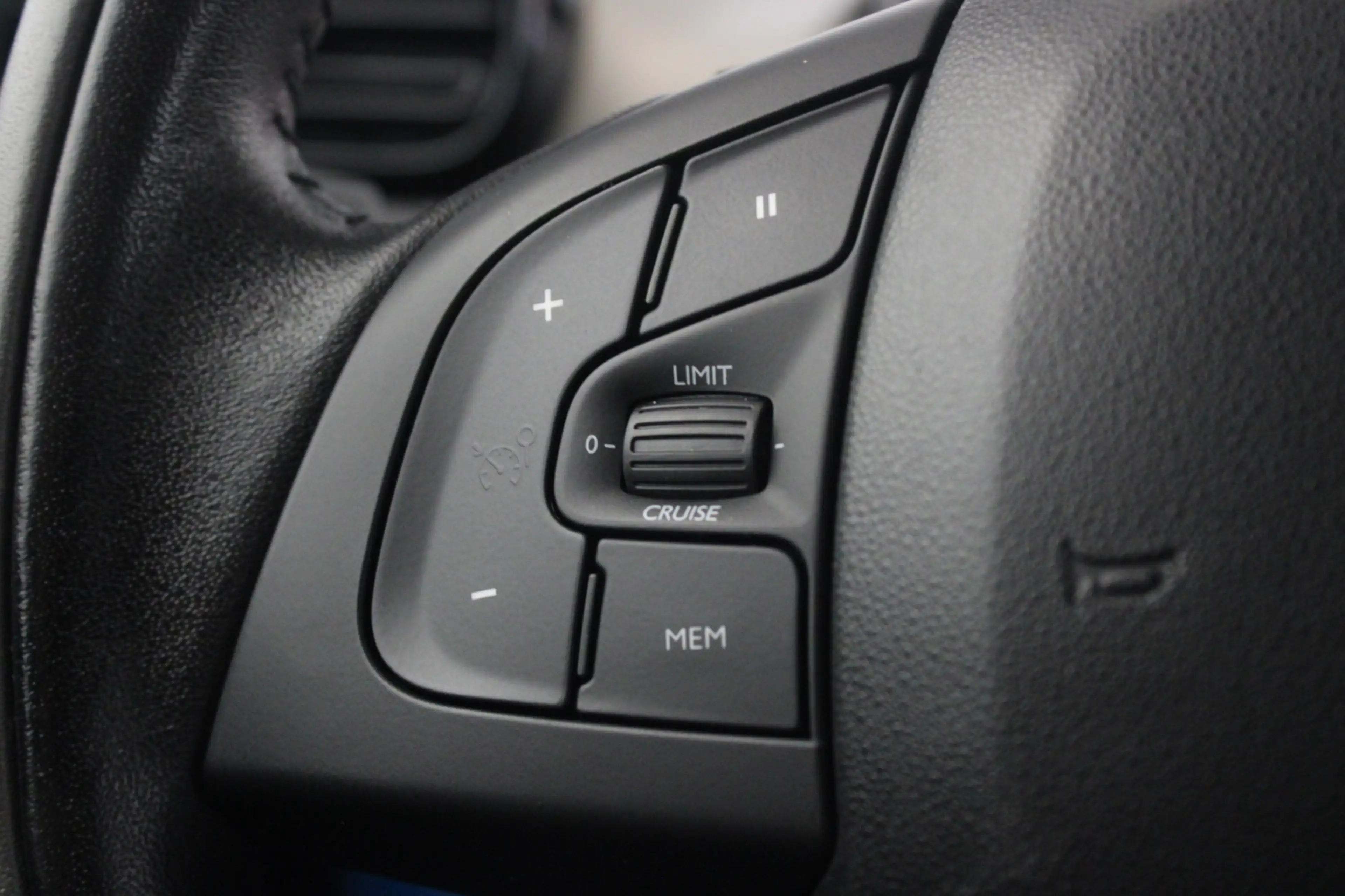 Citroen C4 Cactus 1.2 PureTech Shine — photo 12