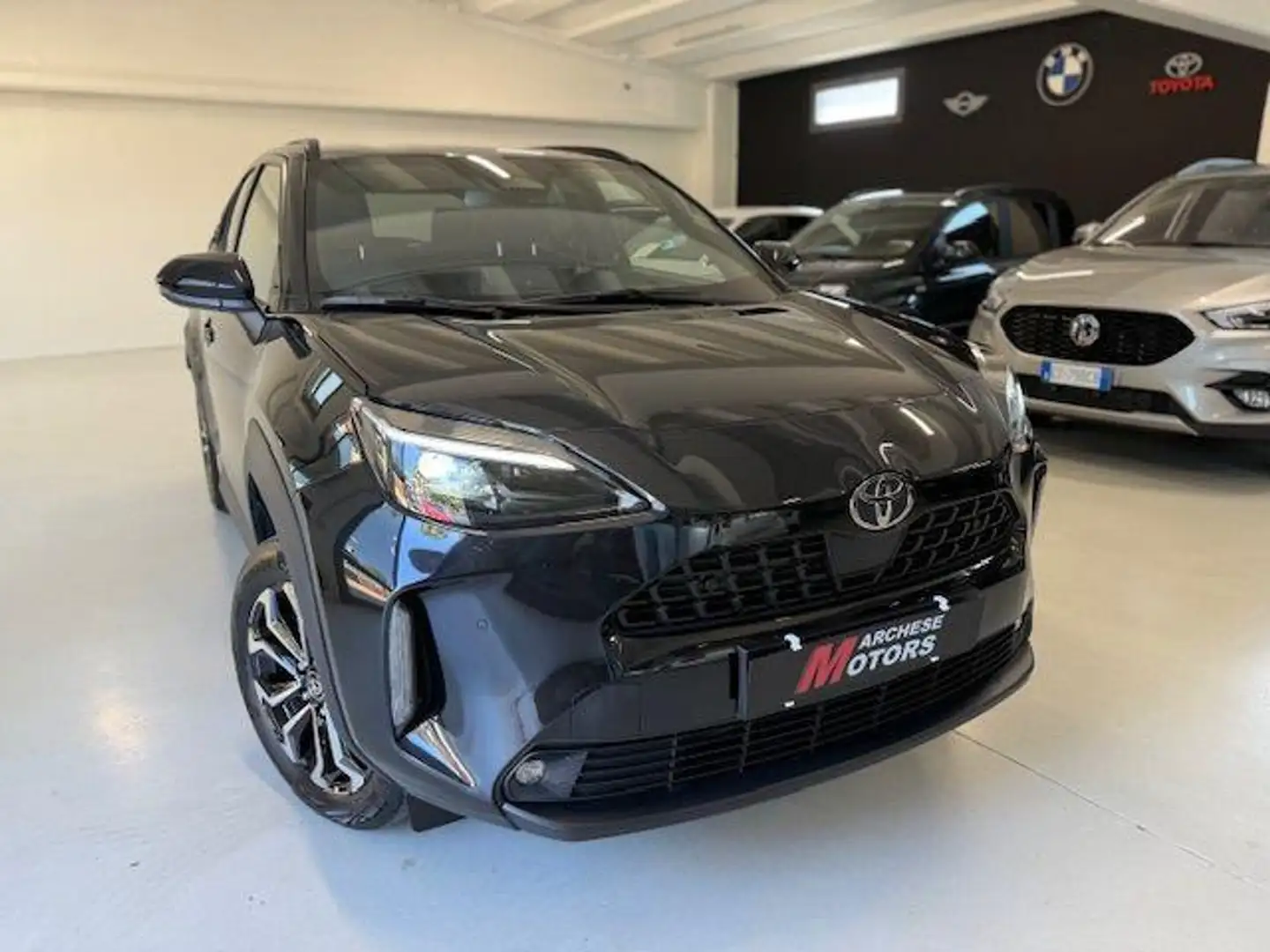 Toyota Yaris Cross 1.5 Hybrid 5p. E-CVT Trend Zwart - 1