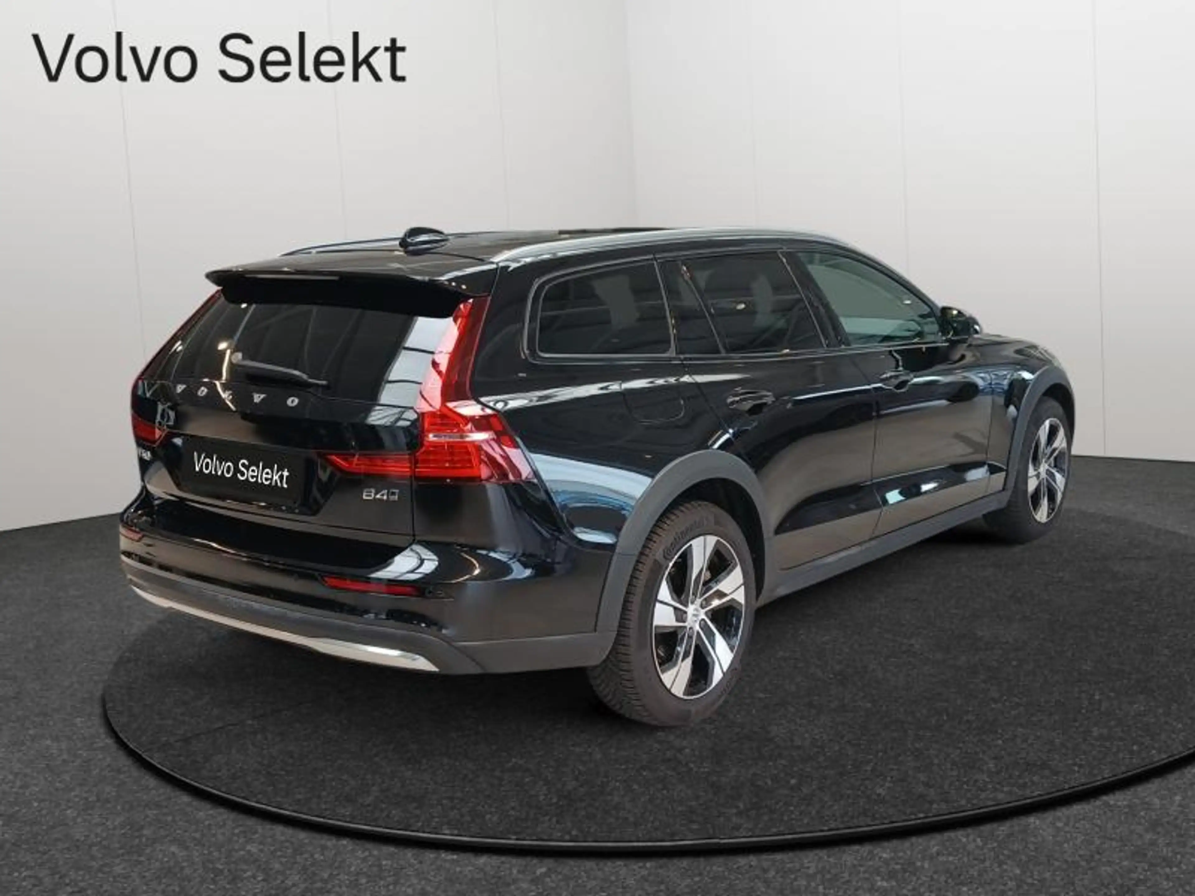 Volvo V60 Cross Country B4 Plus Dark / Diesel — photo 2