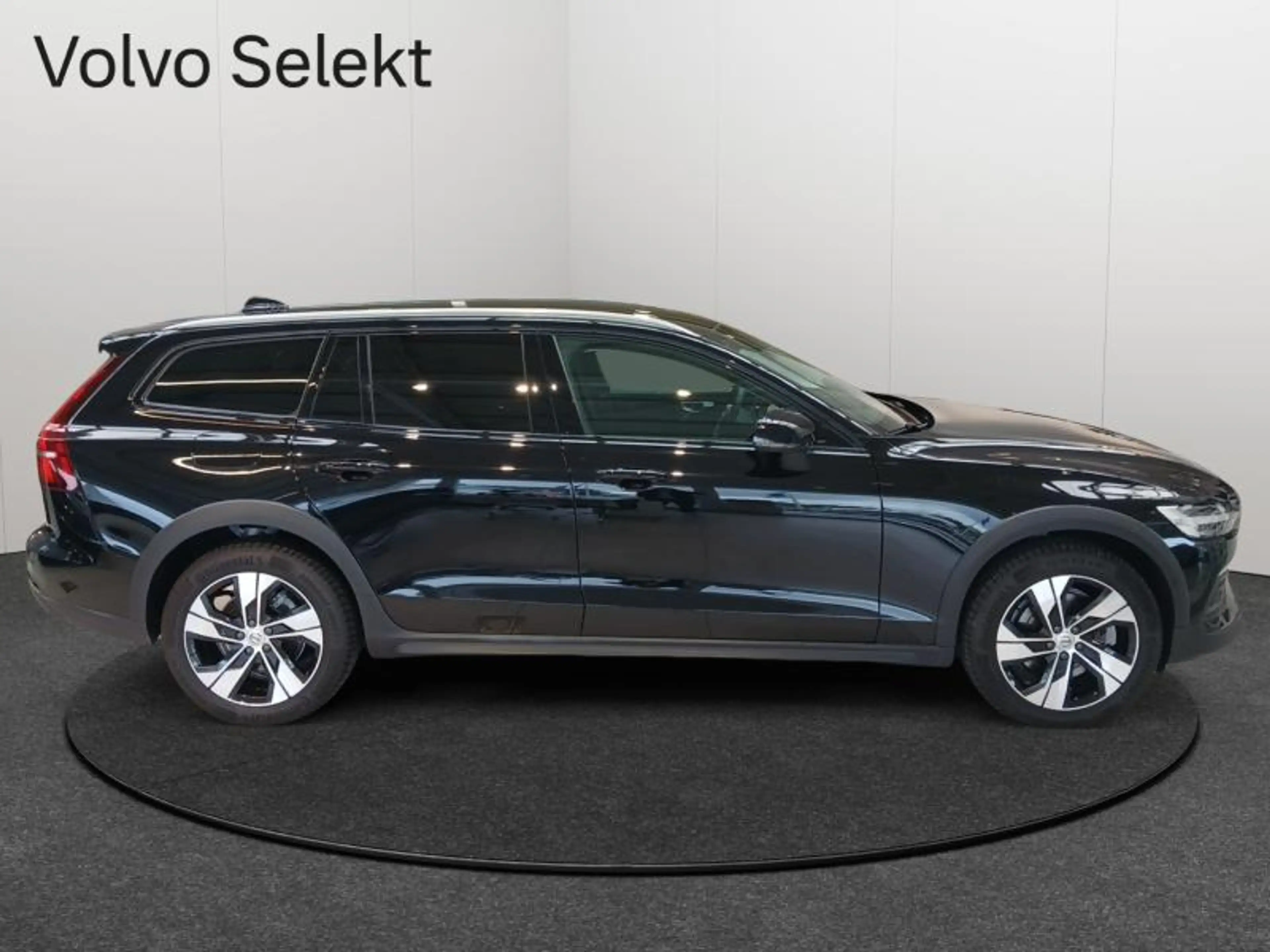 Volvo V60 Cross Country B4 Plus Dark / Diesel — photo 7