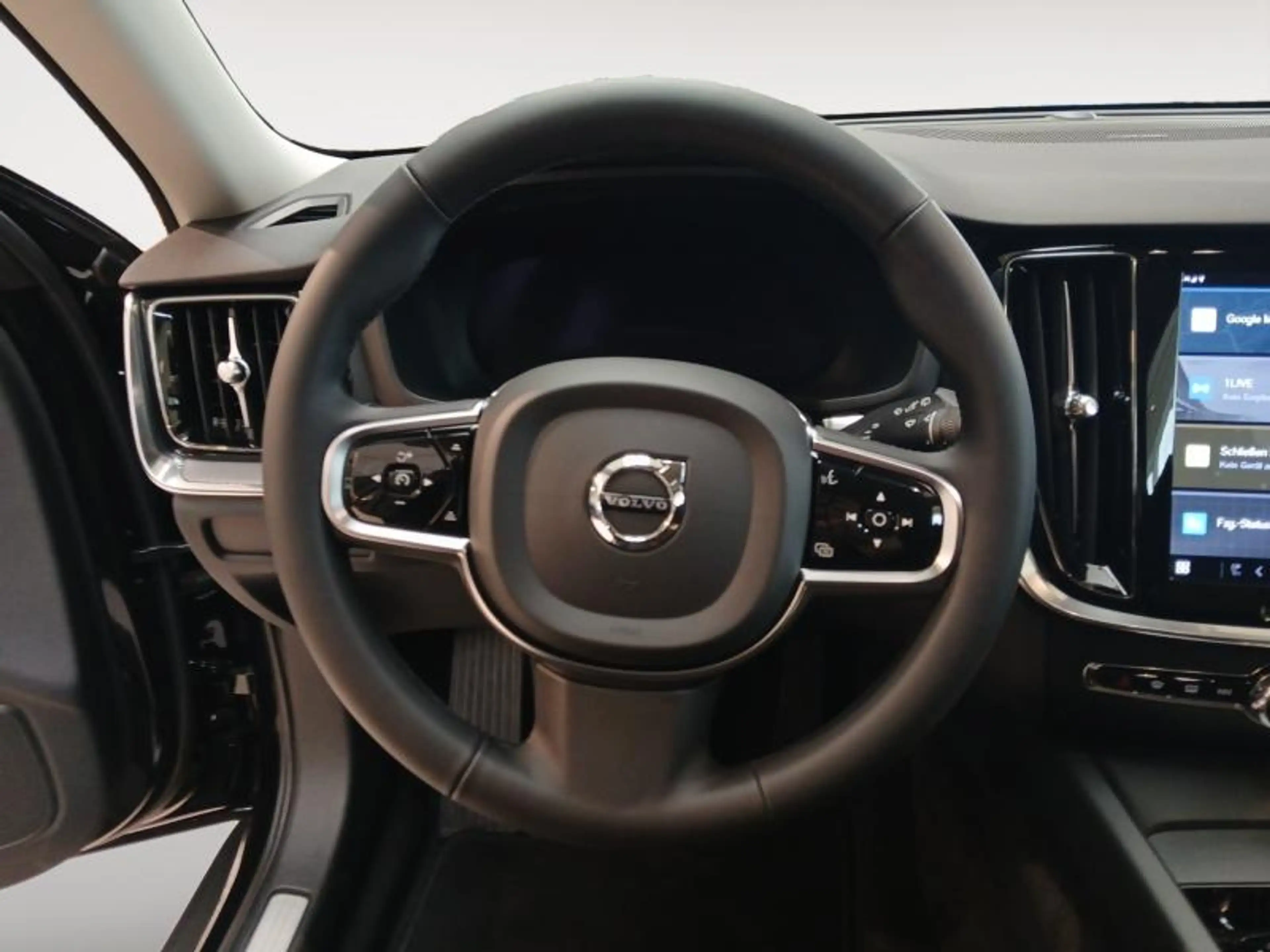 Volvo V60 Cross Country B4 Plus Dark / Diesel — photo 12