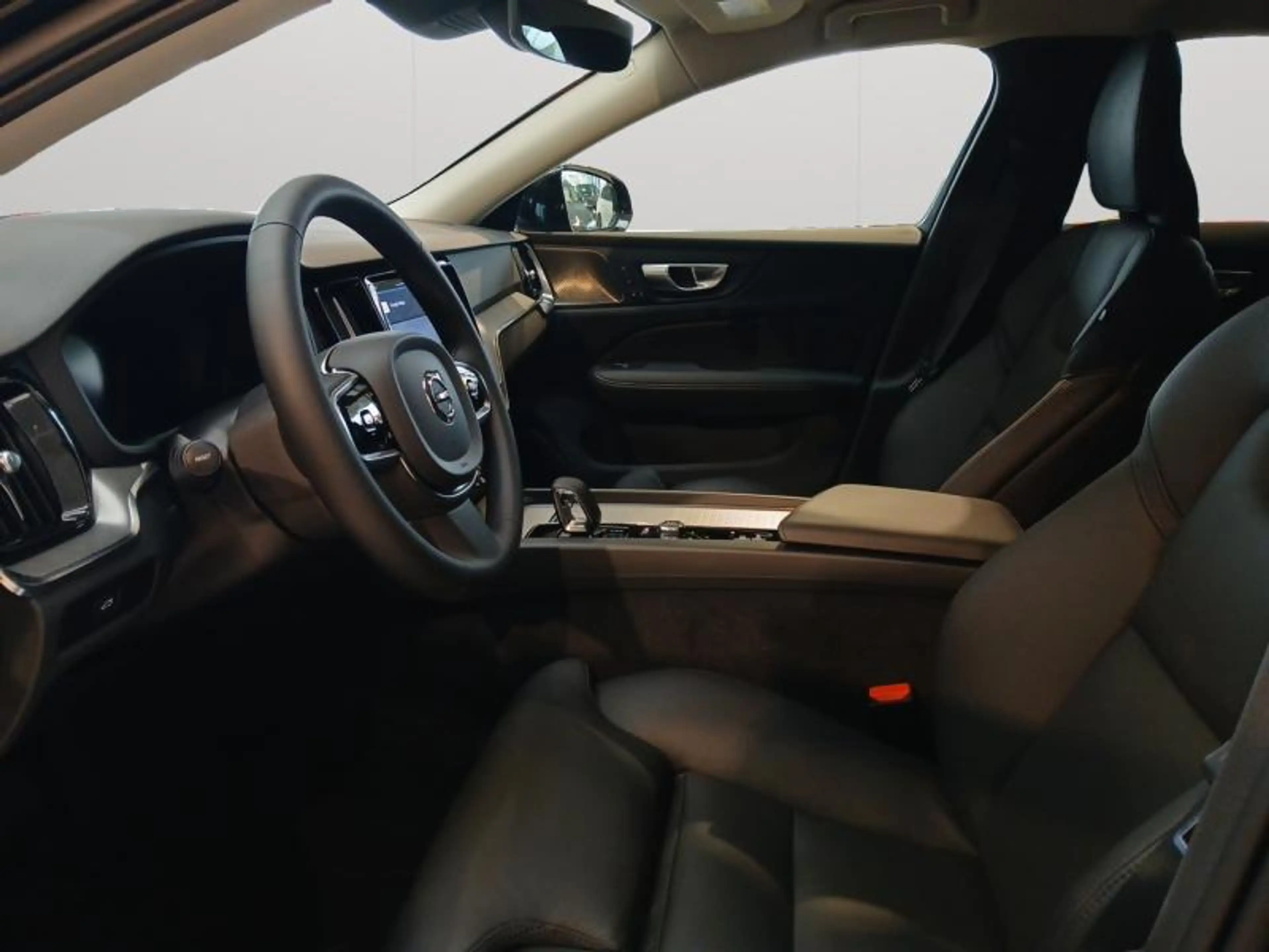 Volvo V60 Cross Country B4 Plus Dark / Diesel — photo 10