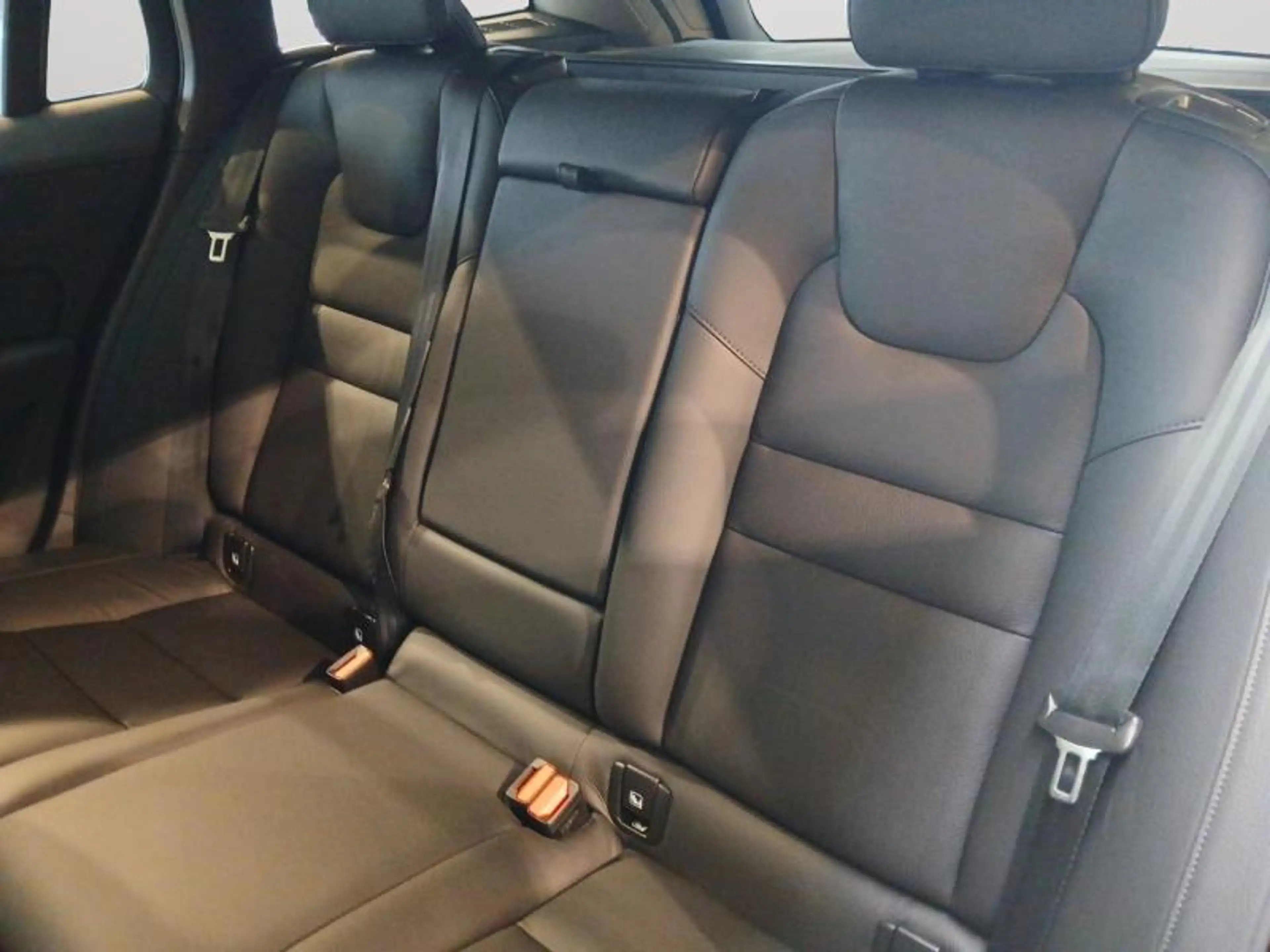 Volvo V60 Cross Country B4 Plus Dark / Diesel — photo 13