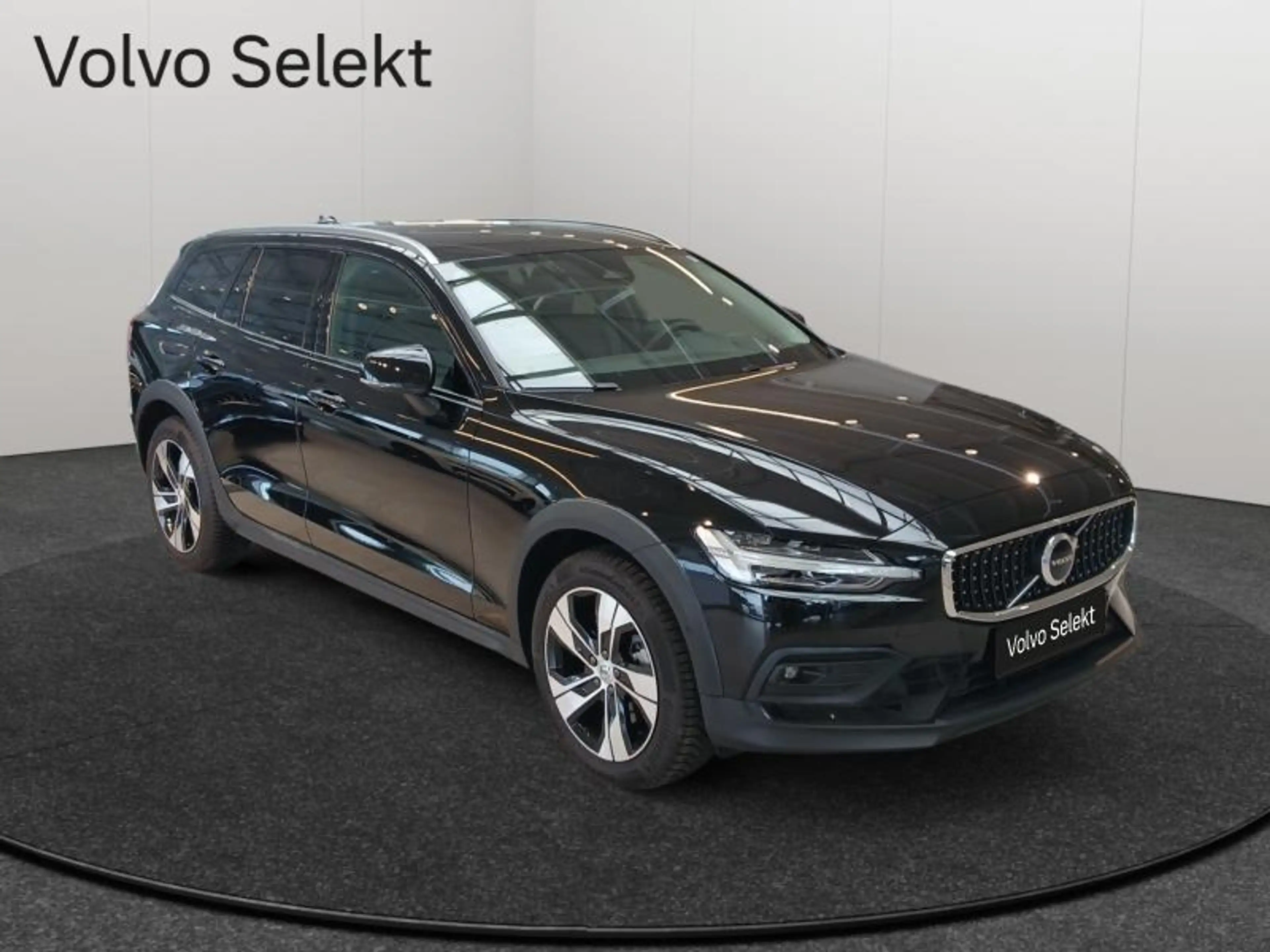 Volvo V60 Cross Country B4 Plus Dark / Diesel — photo 8
