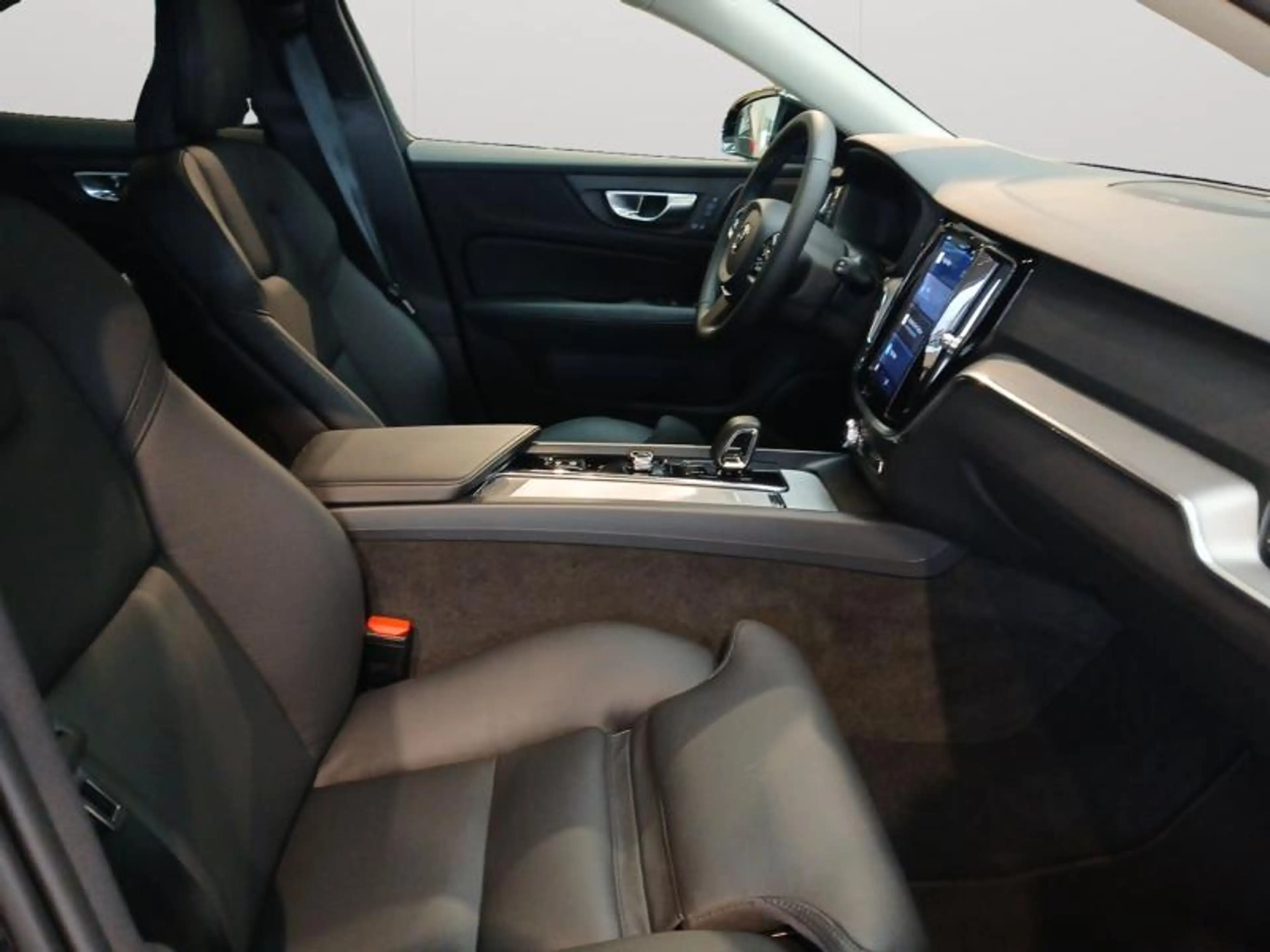 Volvo V60 Cross Country B4 Plus Dark / Diesel — photo 15