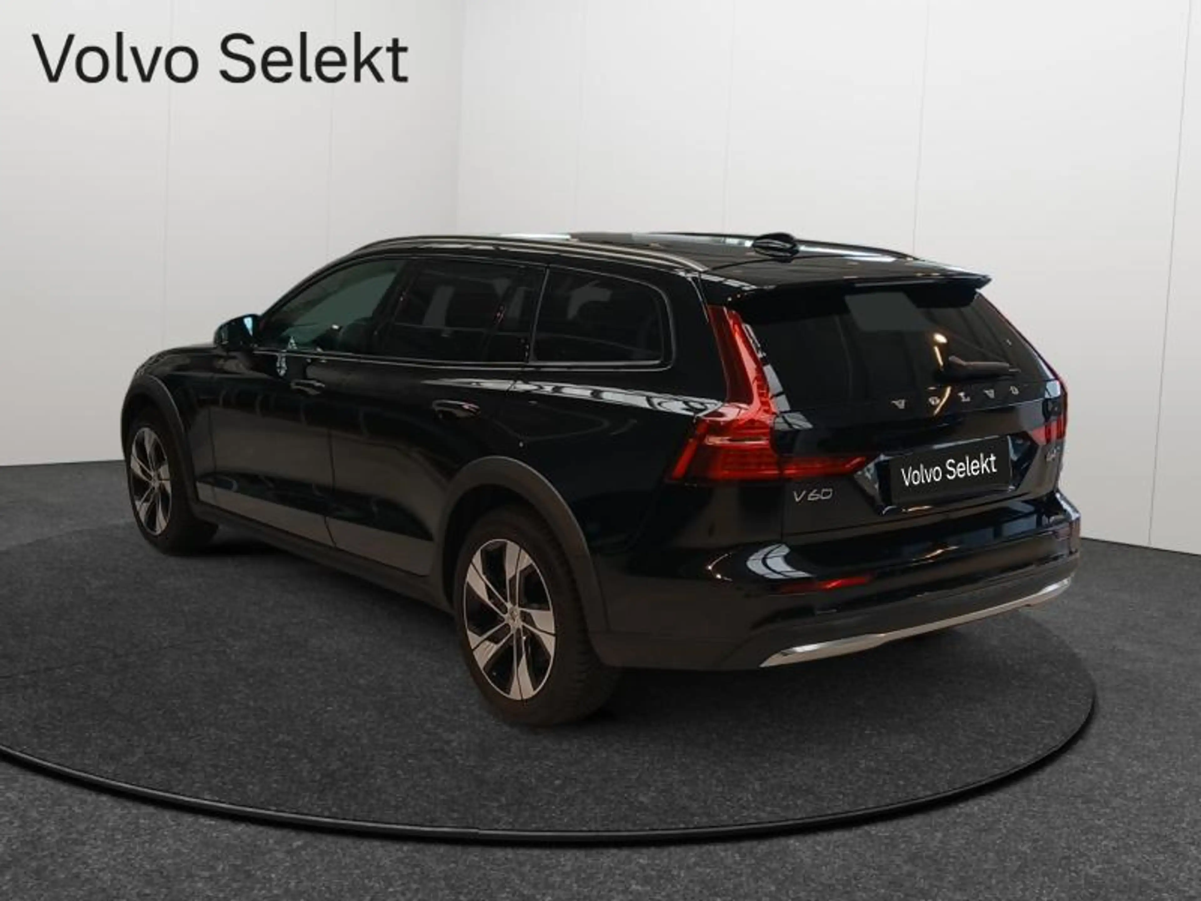 Volvo V60 Cross Country B4 Plus Dark / Diesel — photo 5