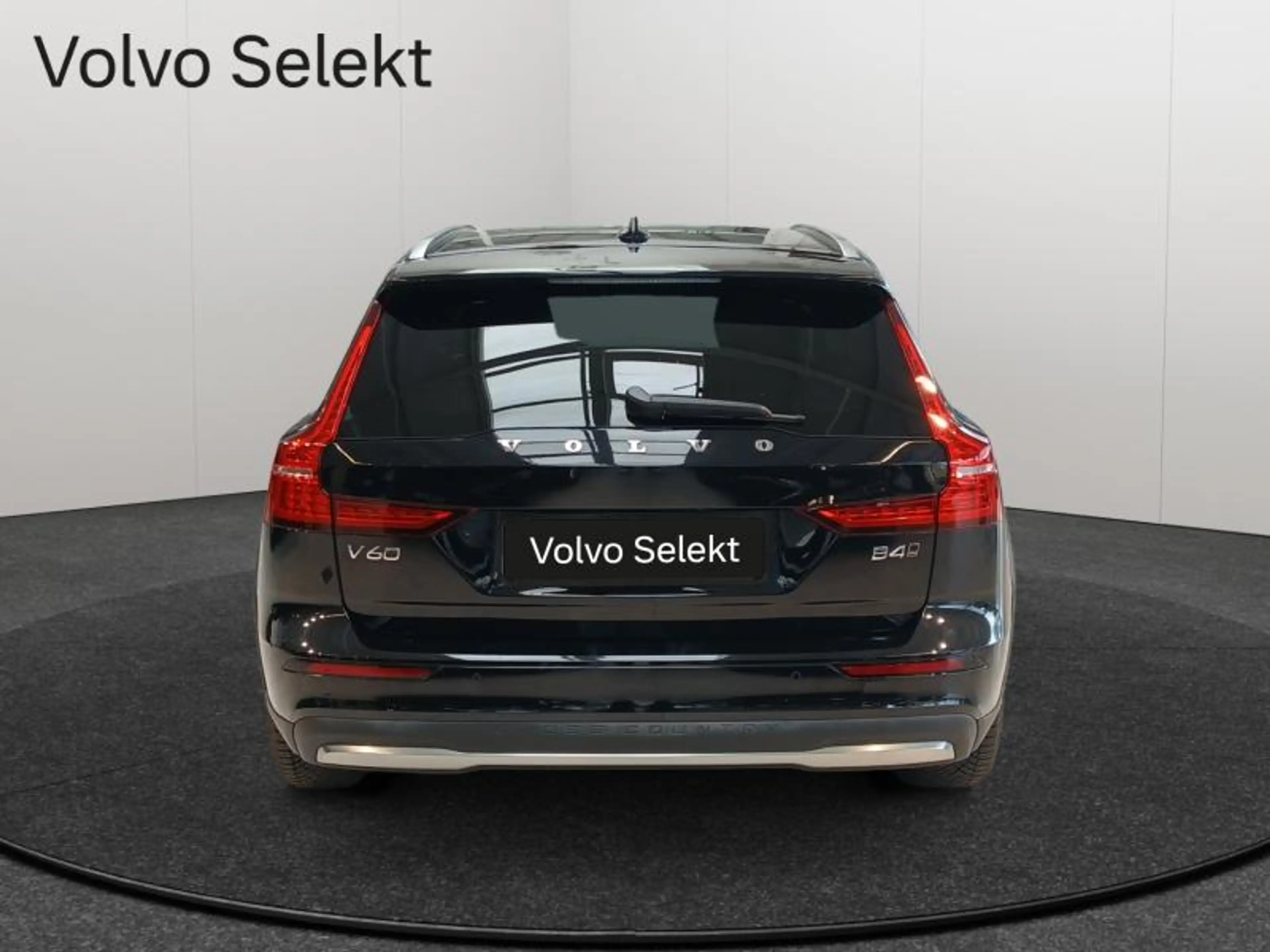 Volvo V60 Cross Country B4 Plus Dark / Diesel — photo 6
