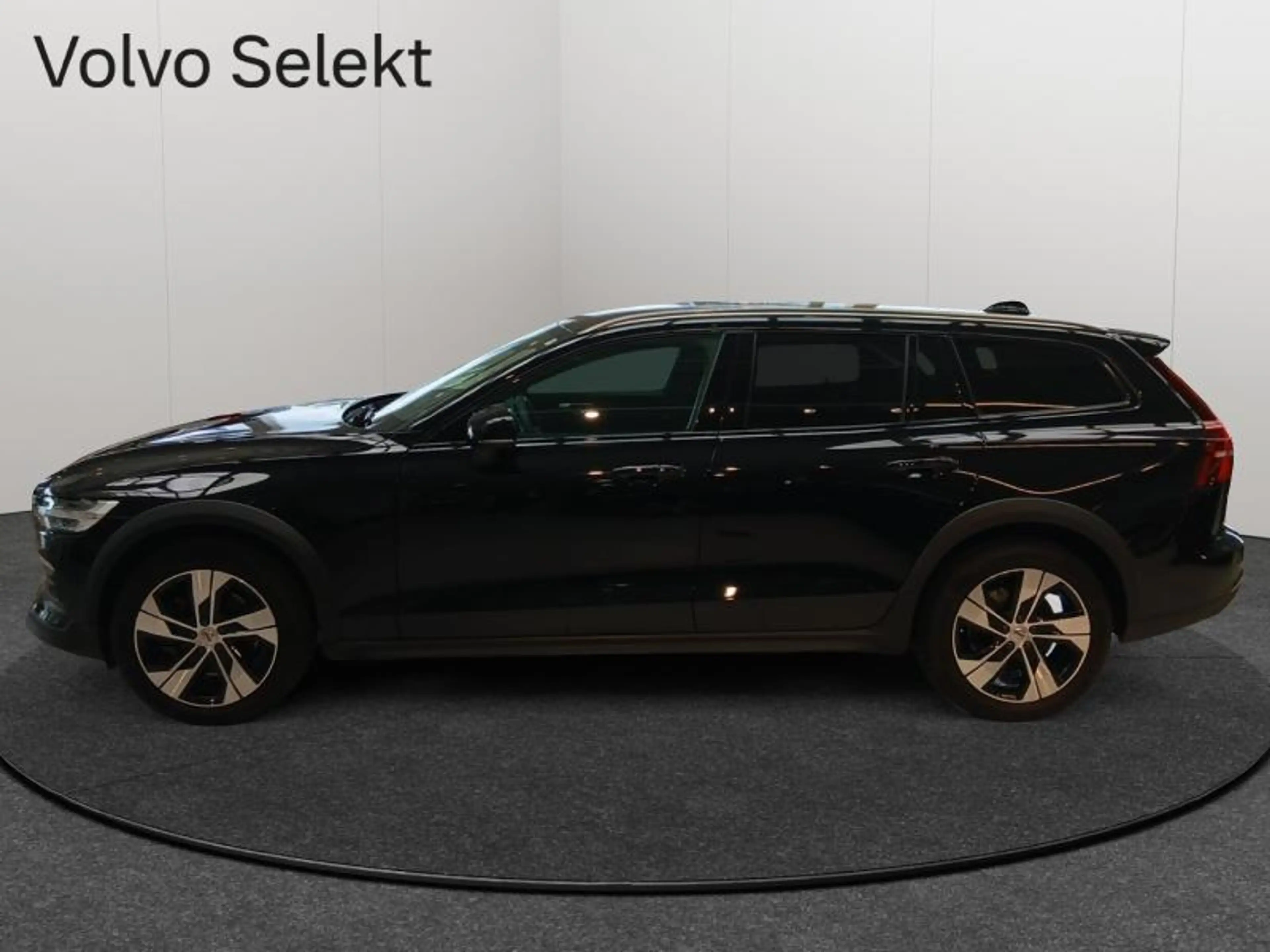 Volvo V60 Cross Country B4 Plus Dark / Diesel — photo 4
