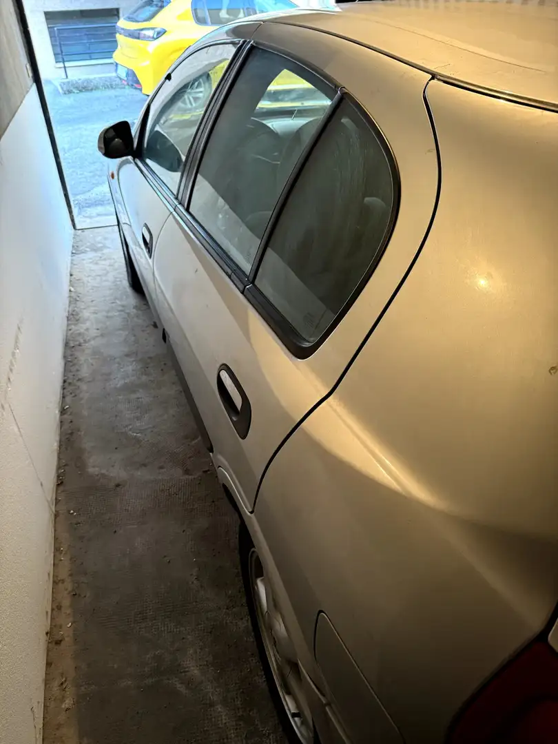 Nissan Almera 5p 1.5 Comfort c/2airbag - 2