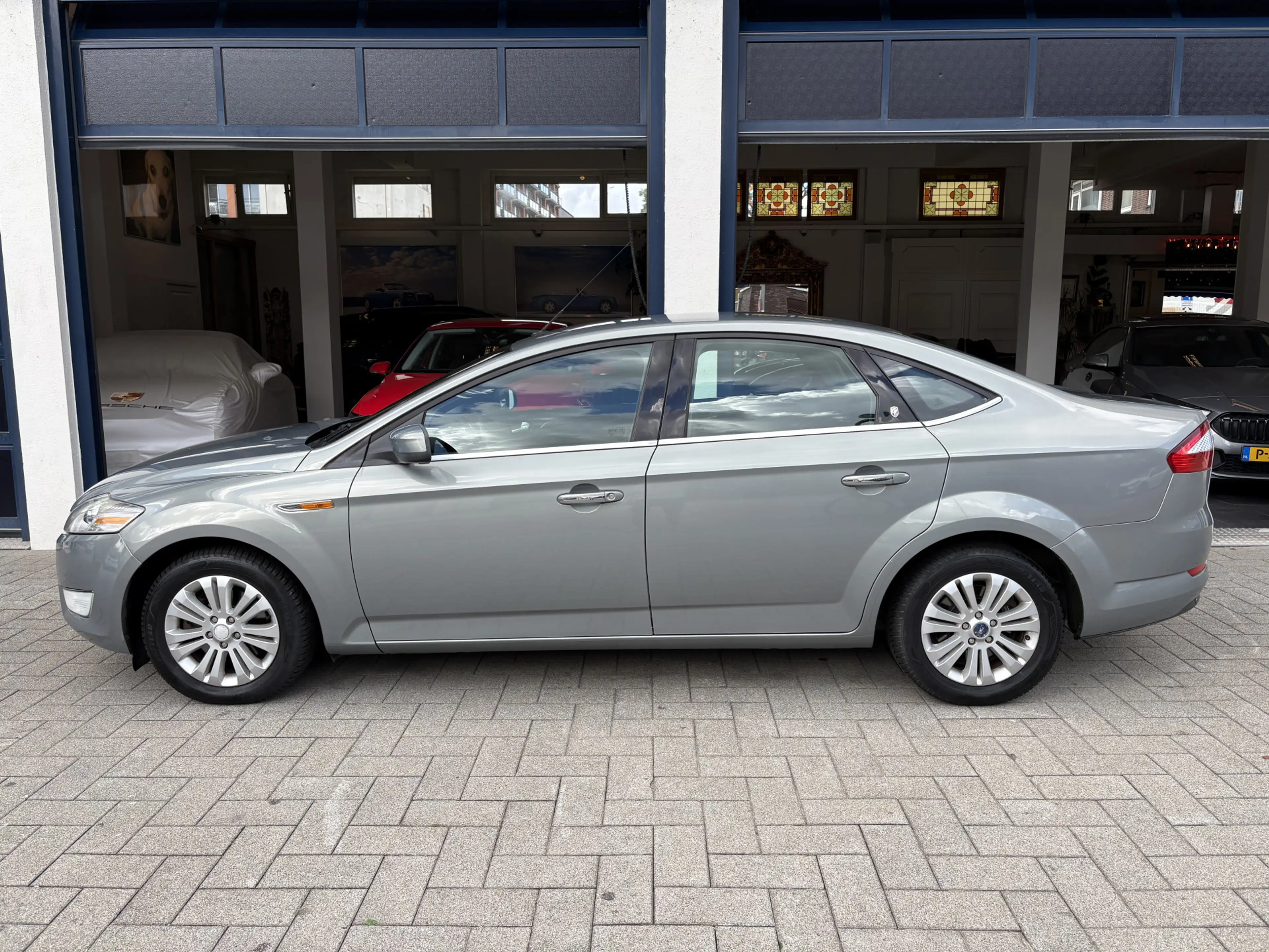 Ford Mondeo 2.3-16V Ghia 1 EIGENAAR/AUT./NIEUWSTAAT/DEALER OND — photo 2