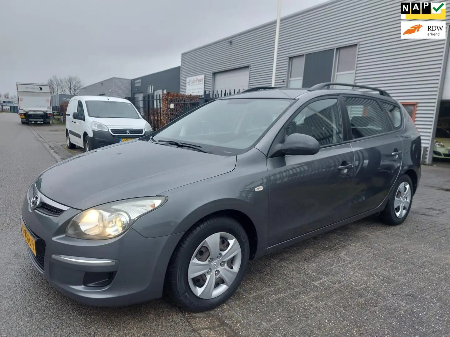 Hyundai i30 CW 1.4i Blue Active Cool 5 deurs + geregelde airco Grau - 1