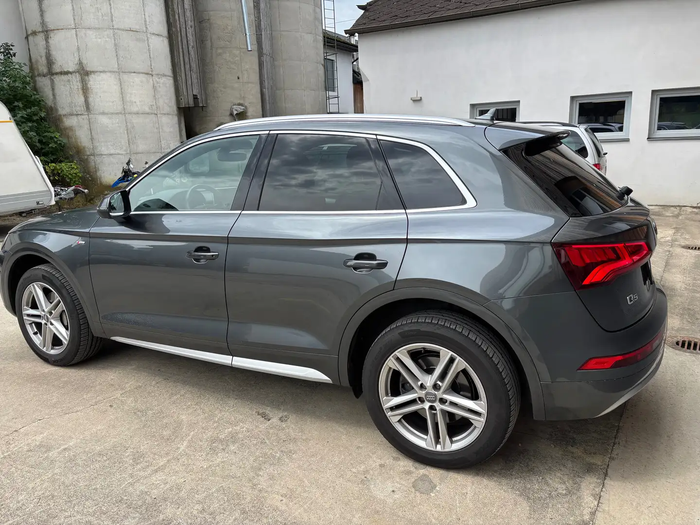 Audi Q5 quattro sport *S-Line* Navi*AHK*Leder*LED*MFLR*SH Grau - 2