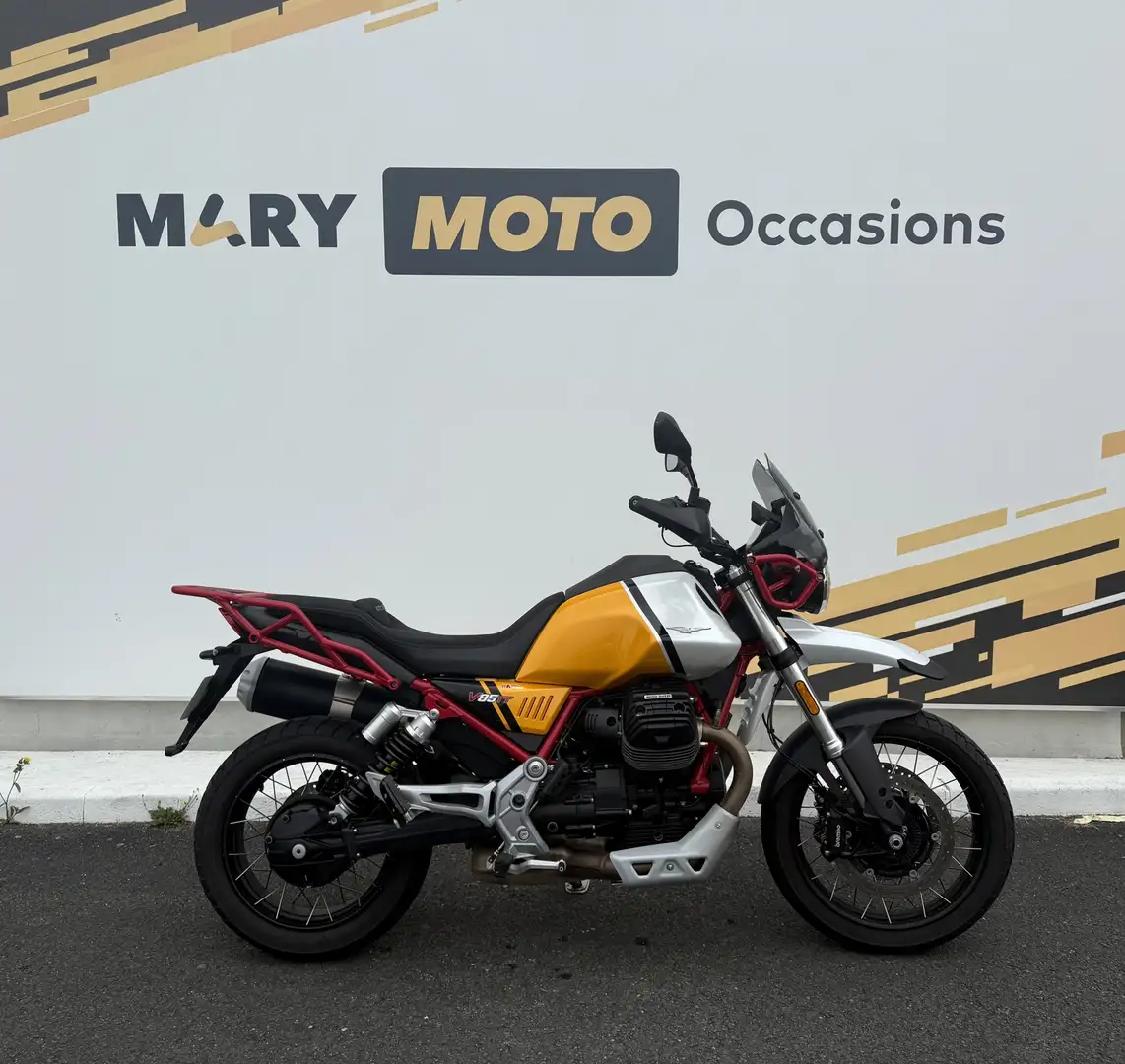 Moto Guzzi V 85 TT Jaune - 1