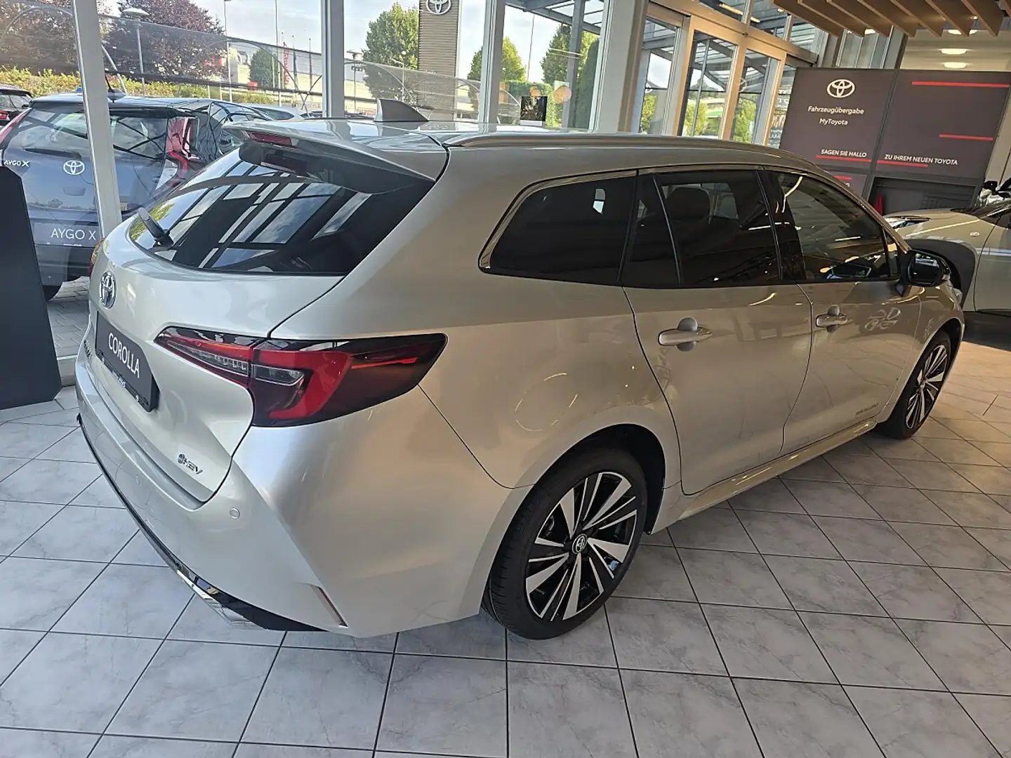 Toyota Corolla 1,8 Hybrid Touring Sports Active Drive+ Safetyp... Silber - 2