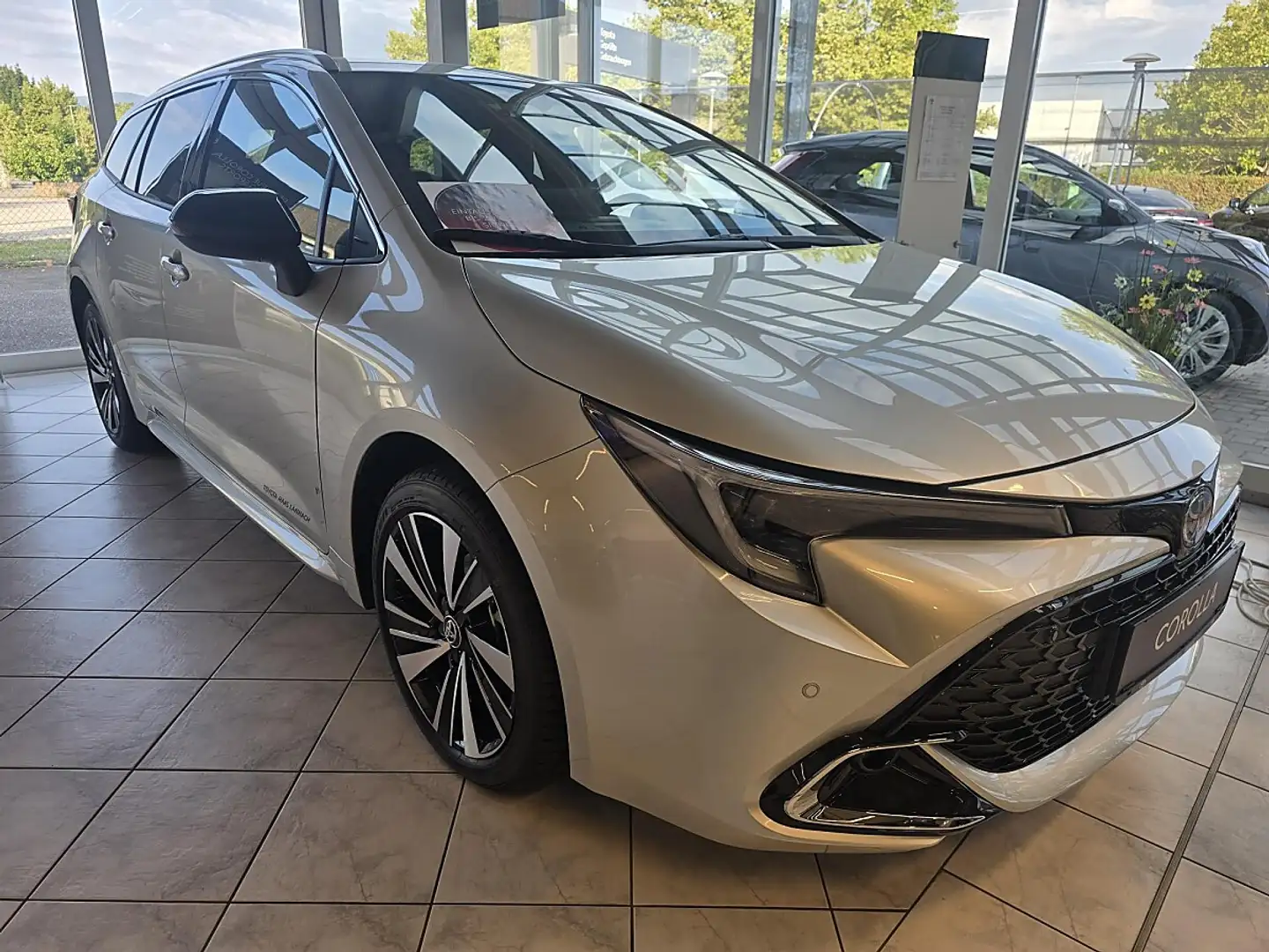 Toyota Corolla 1,8 Hybrid Touring Sports Active Drive+ Safetyp... Silber - 1