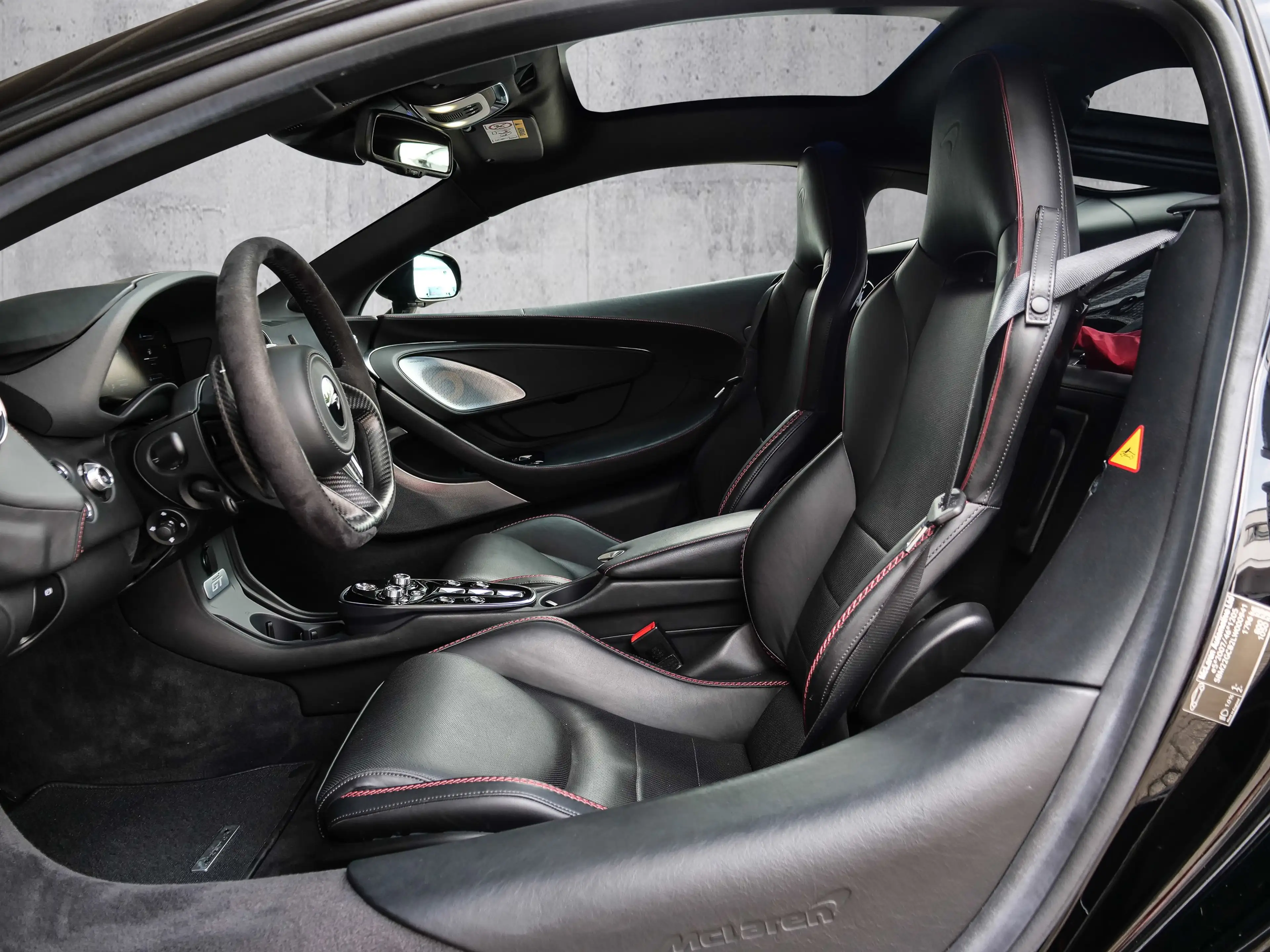 McLaren GT Abyss Black, Premium&Practicality Pack — photo 8
