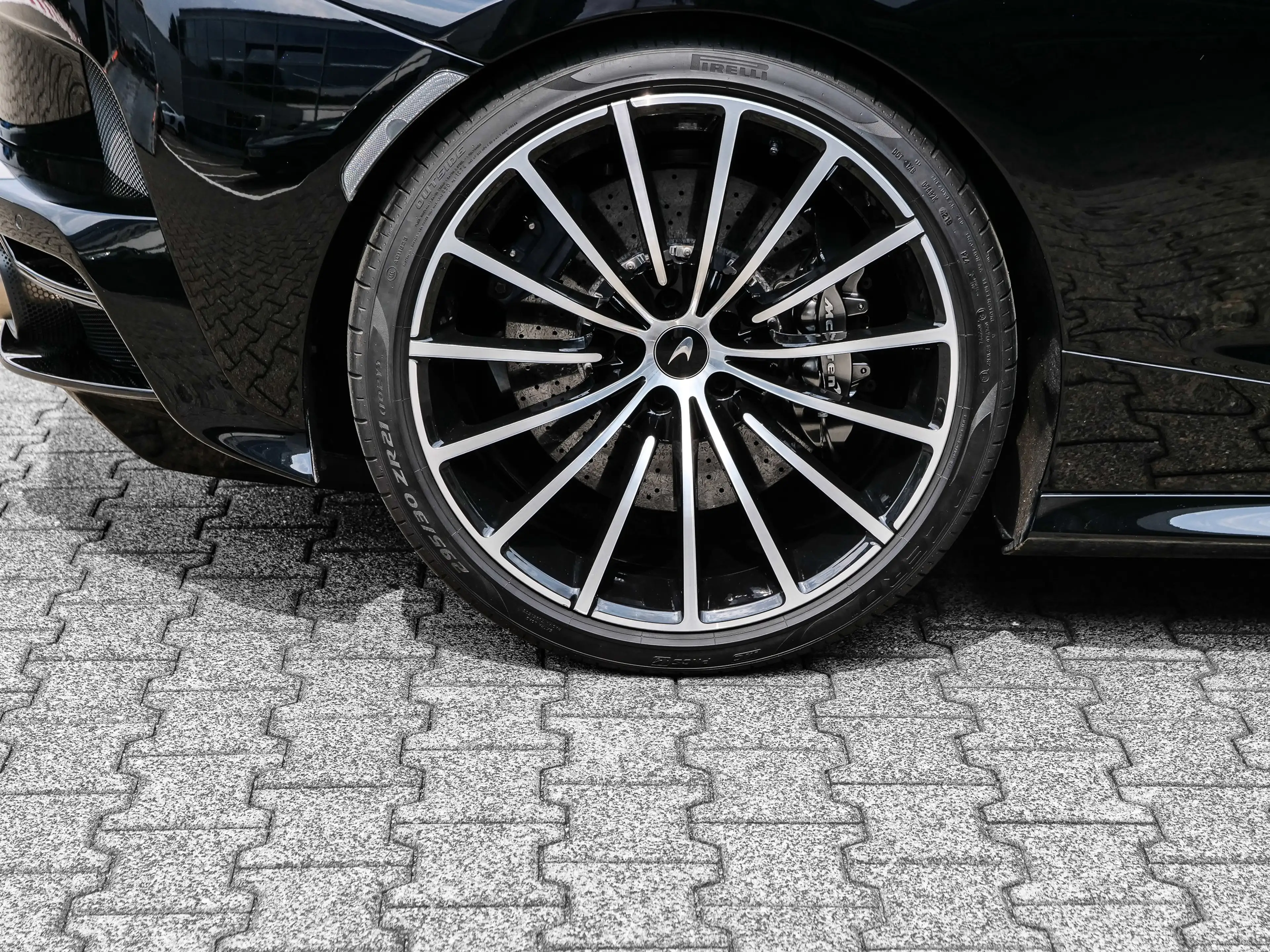 McLaren GT Abyss Black, Premium&Practicality Pack — photo 9