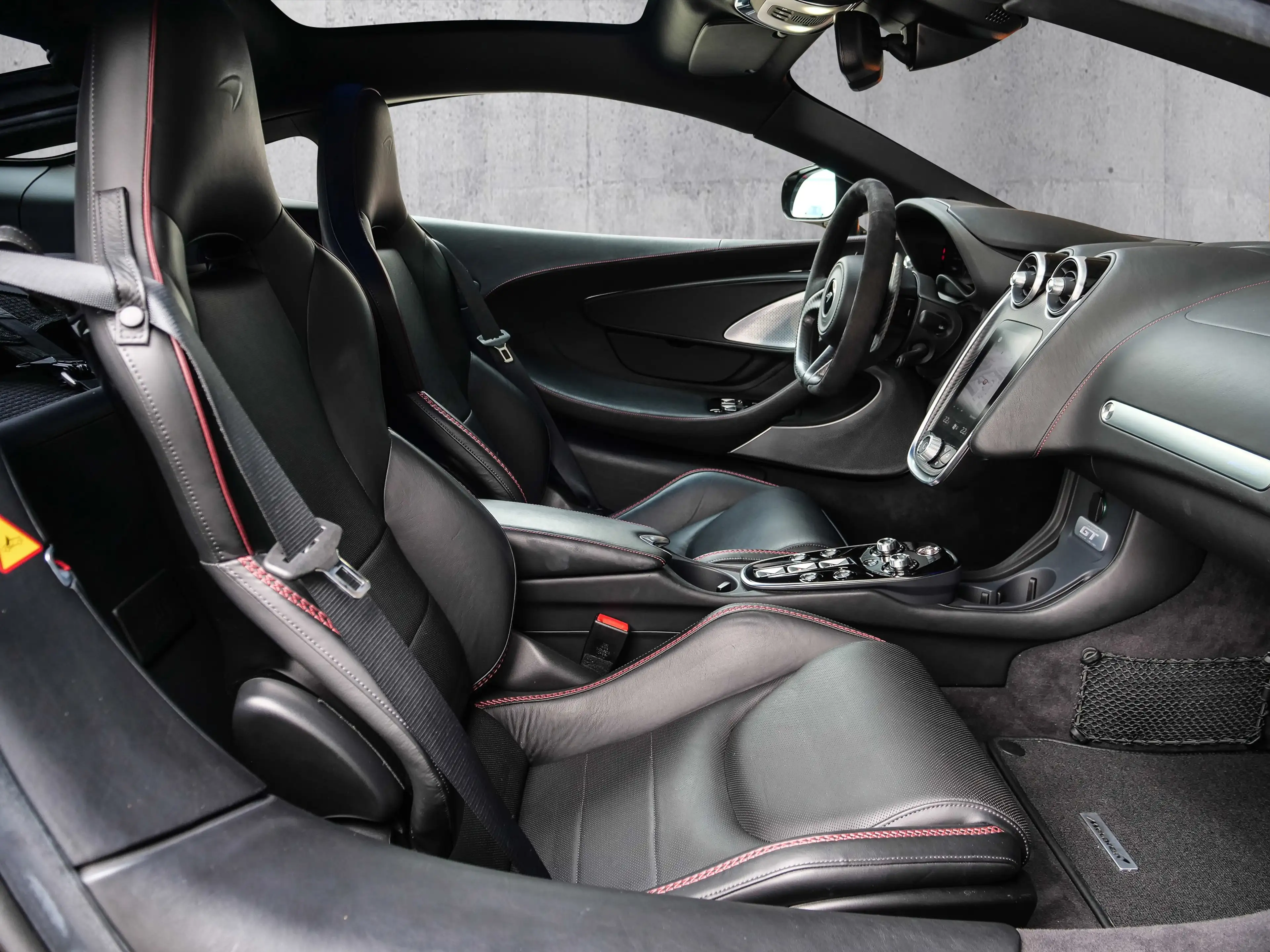 McLaren GT Abyss Black, Premium&Practicality Pack — photo 6