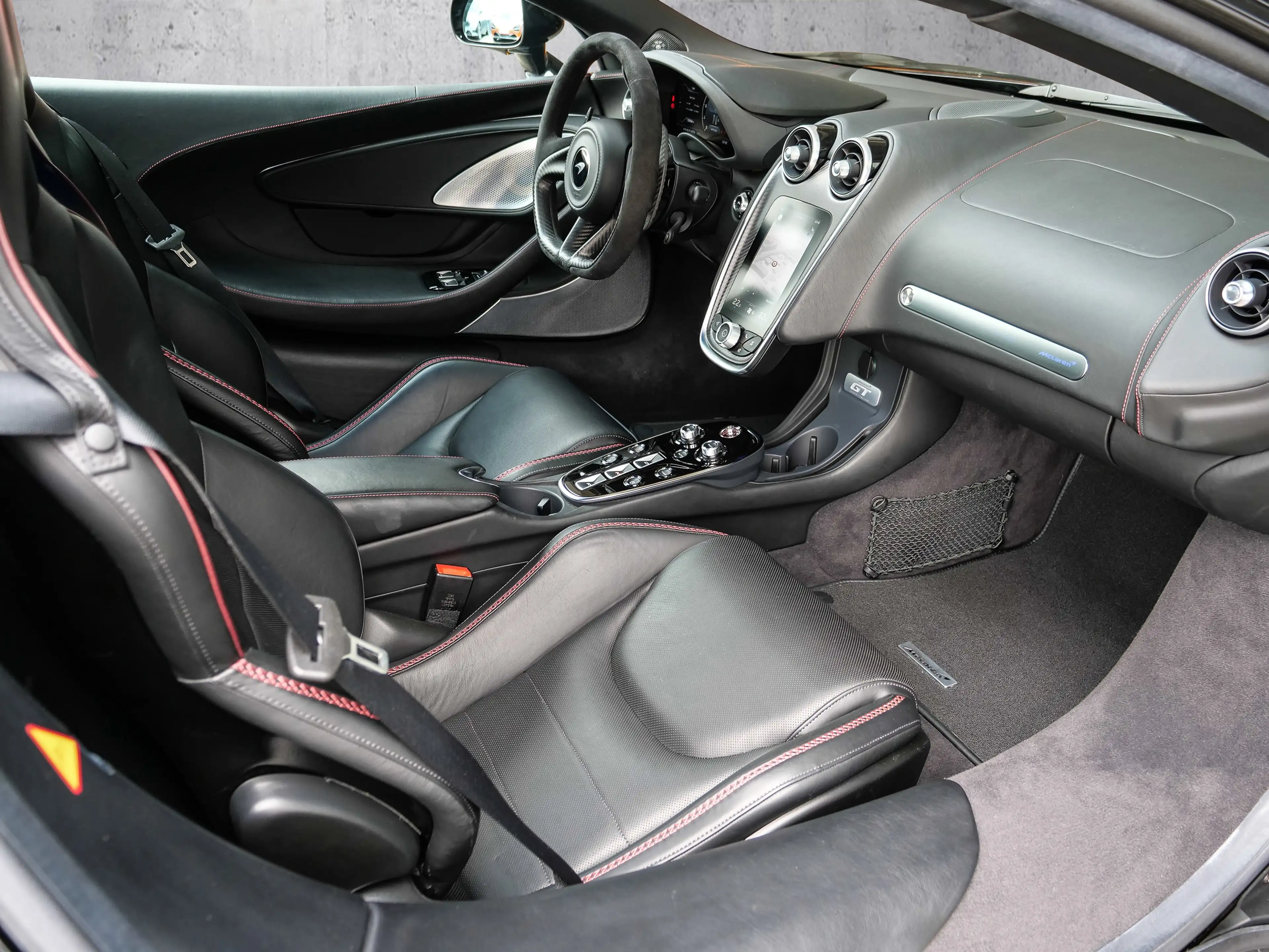 McLaren GT Abyss Black, Premium&Practicality Pack — photo 15