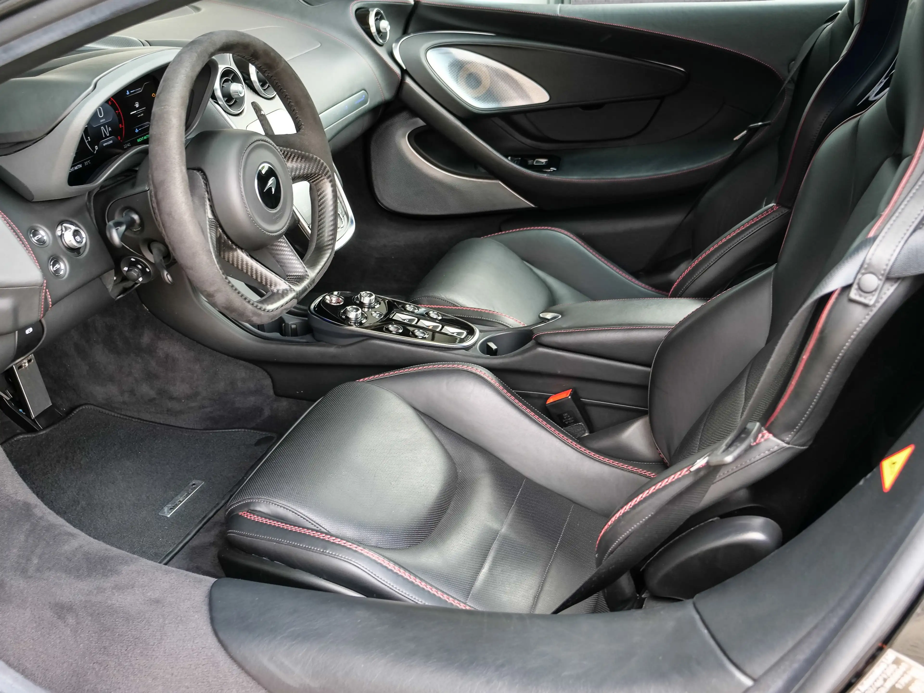 McLaren GT Abyss Black, Premium&Practicality Pack — photo 10
