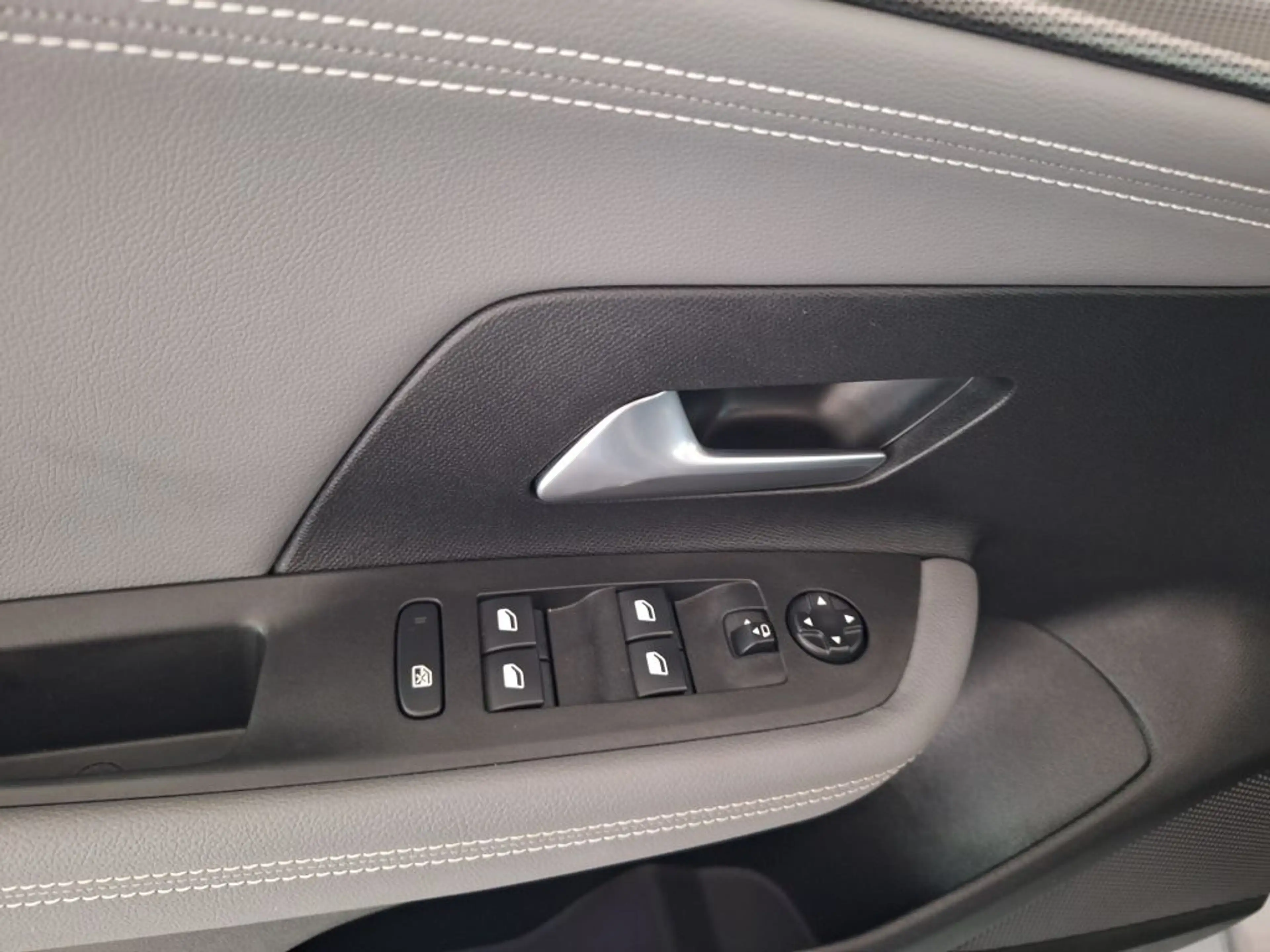 Opel Mokka-E Elegance — photo 8