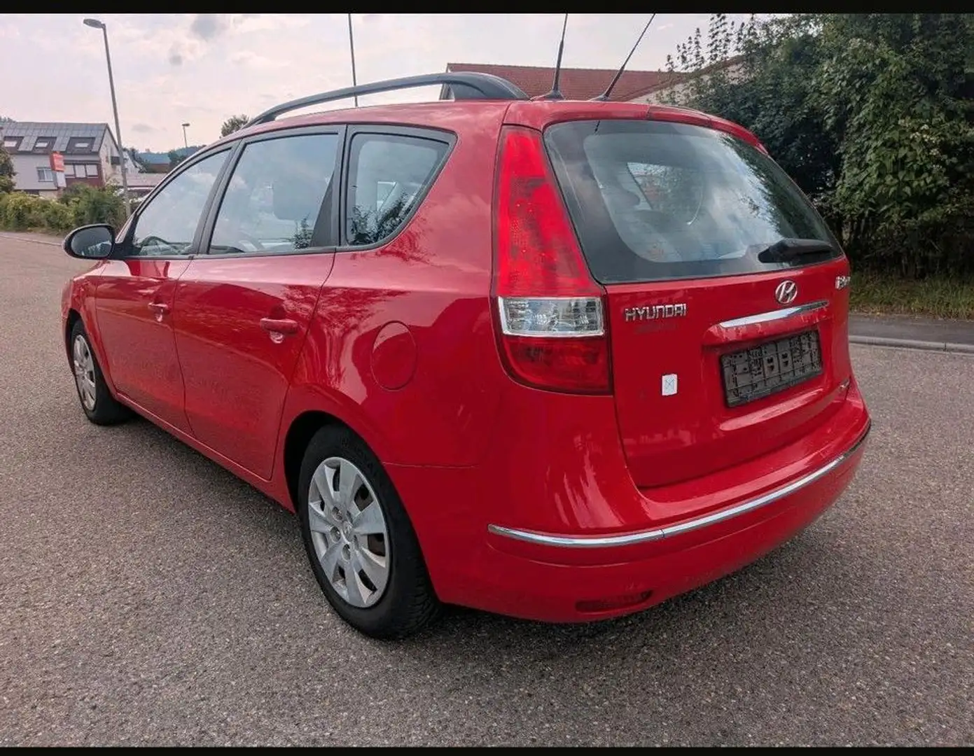 Hyundai i30 1.6 Crdi Classic TÜV 02.2026 Rot - 2