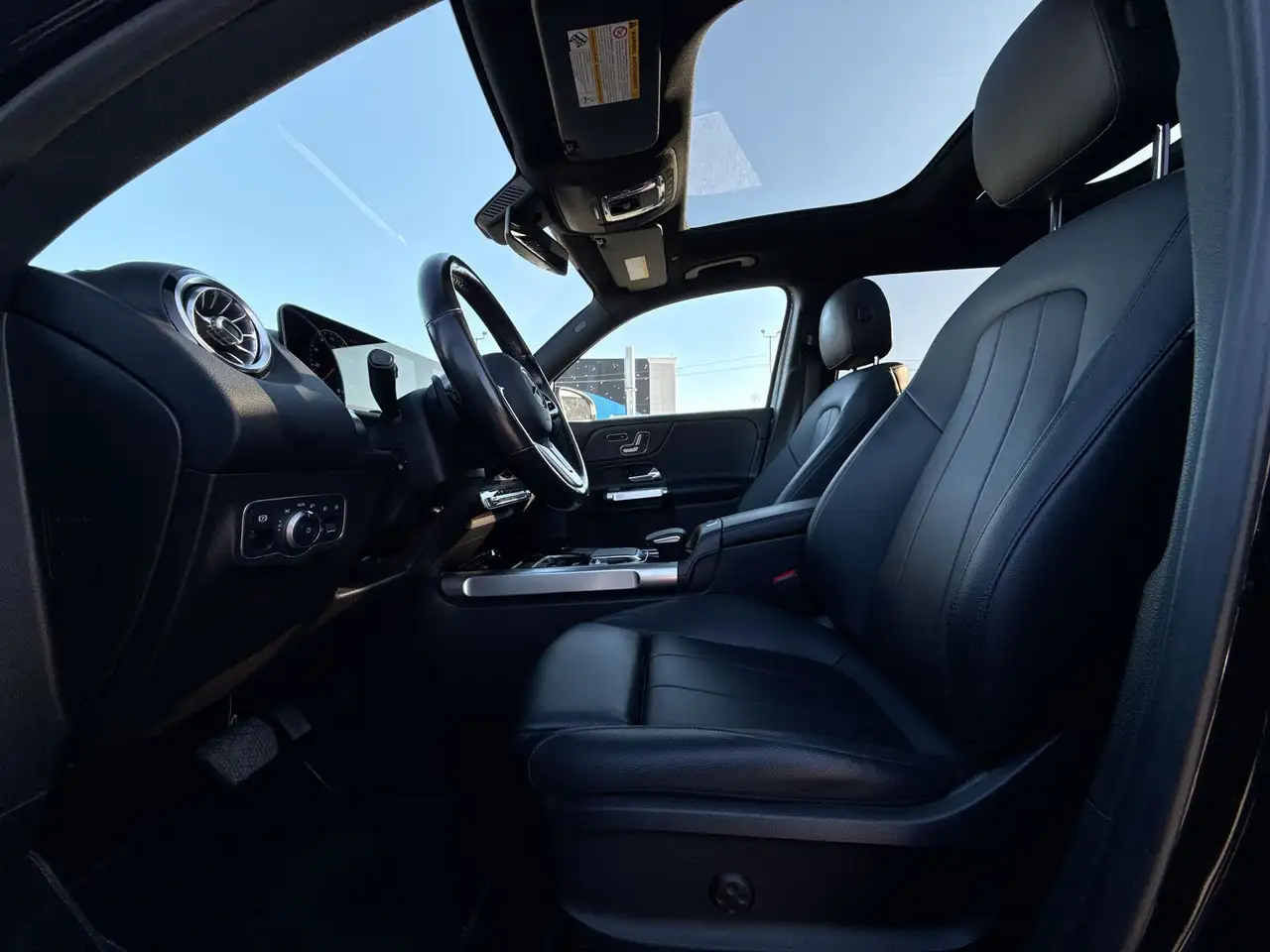 Mercedes-Benz GLB снимка Mercedes-Benz GLB