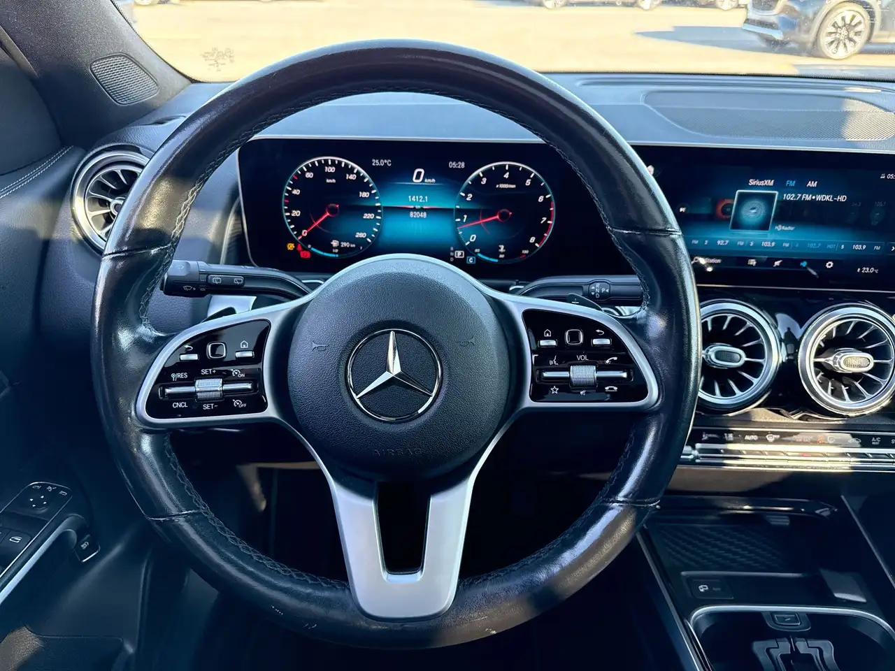 Mercedes-Benz GLB снимка Mercedes-Benz GLB
