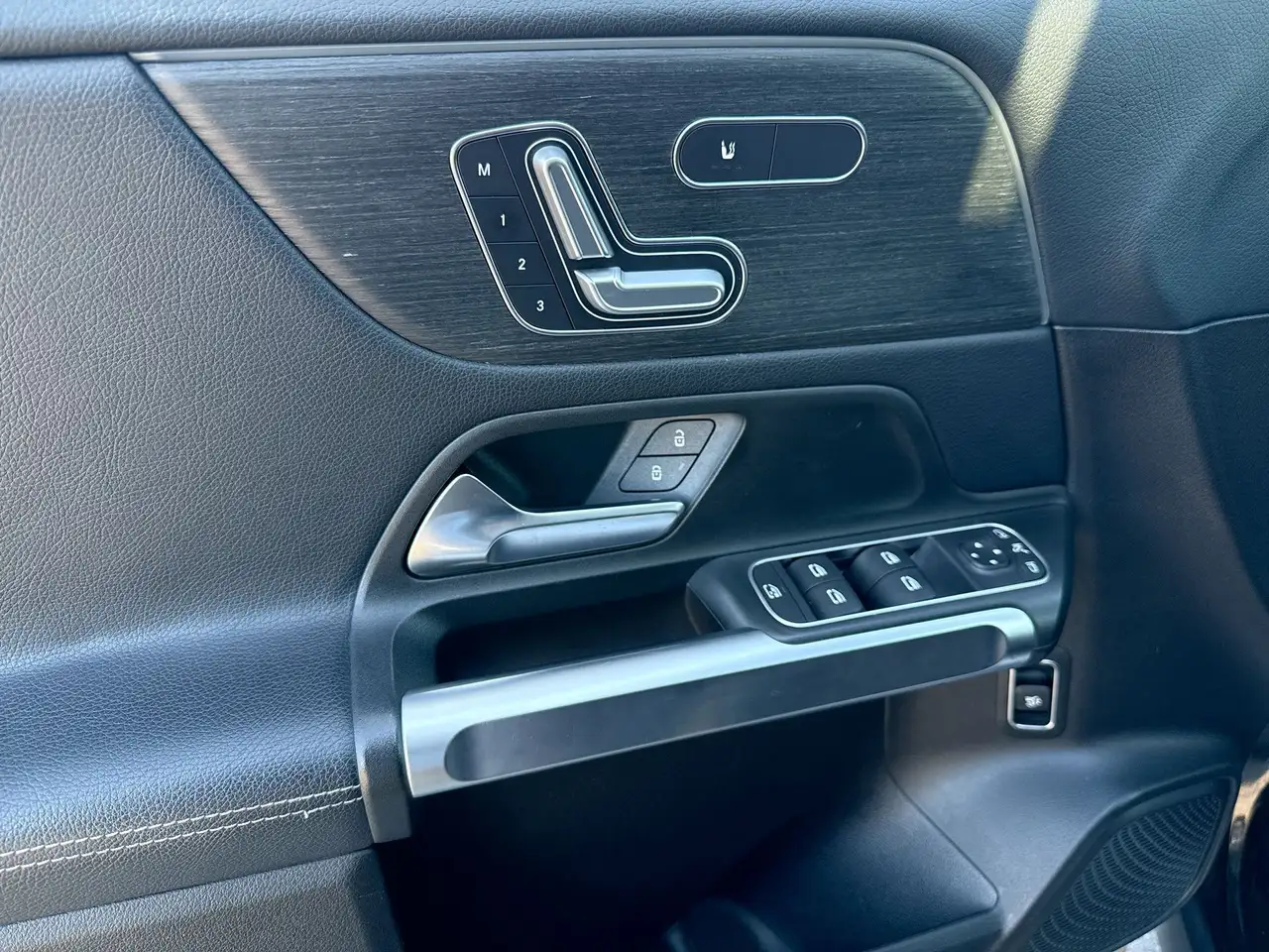Mercedes-Benz GLB снимка Mercedes-Benz GLB