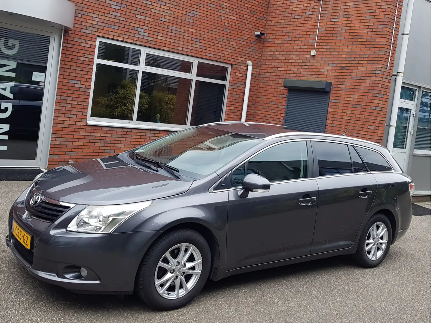 Toyota Avensis Wagon 1.8 16V Navi Camera Trekhaak Ecc Cruise Gris - 2