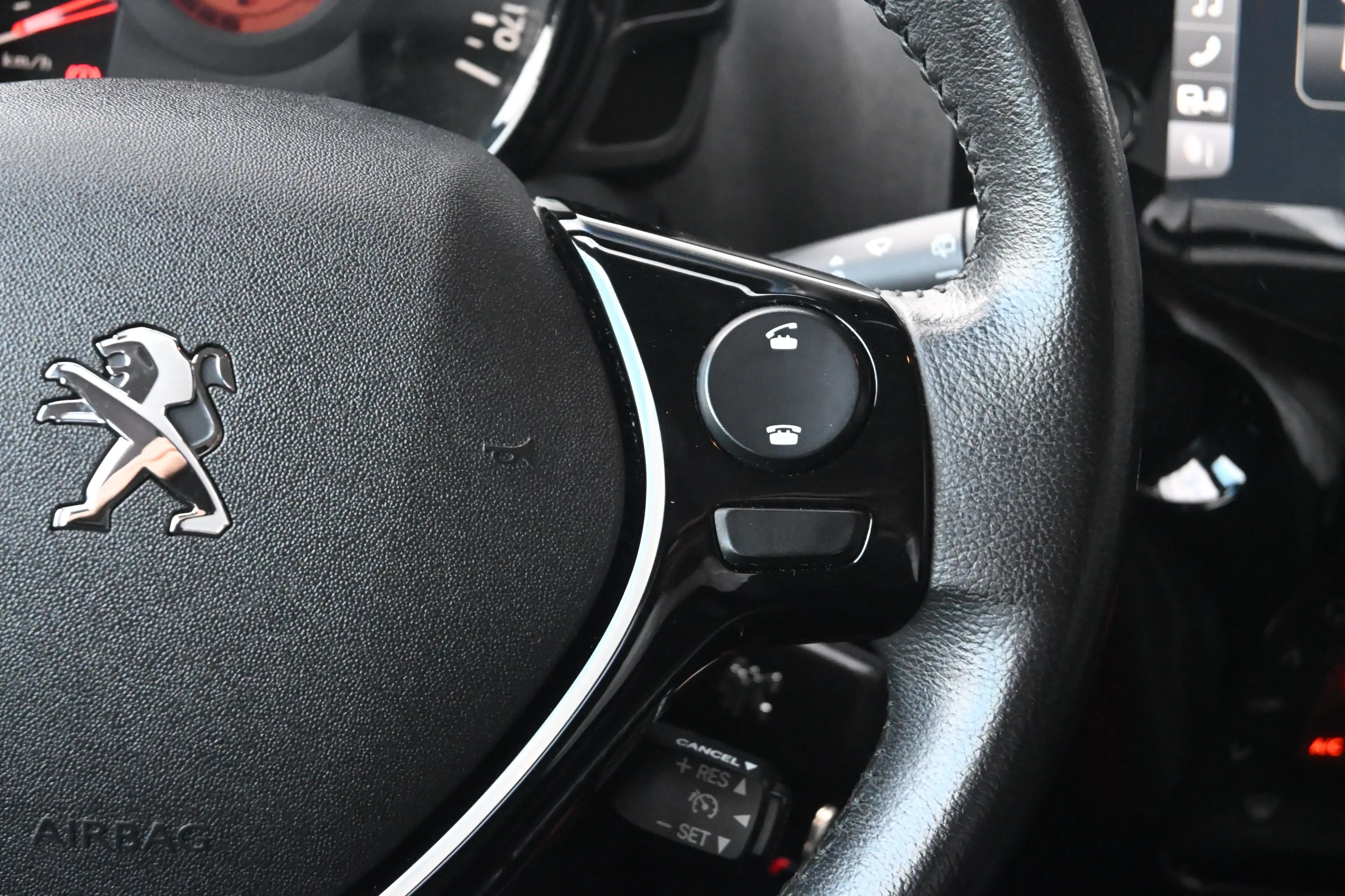 Peugeot 108 1.0 e-VTi Blue Lease Executive | Navi by app | Air — photo 13