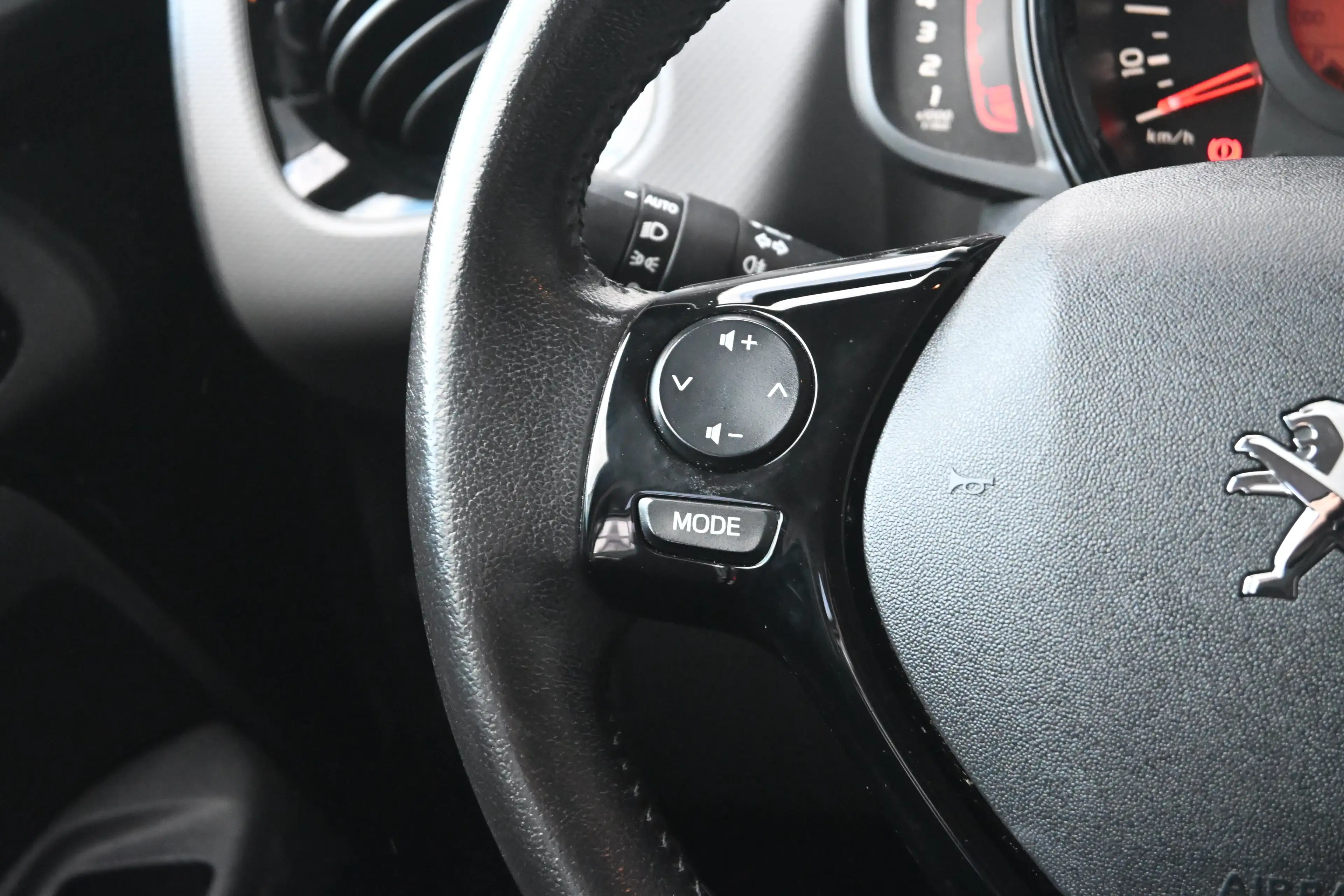 Peugeot 108 1.0 e-VTi Blue Lease Executive | Navi by app | Air — photo 12