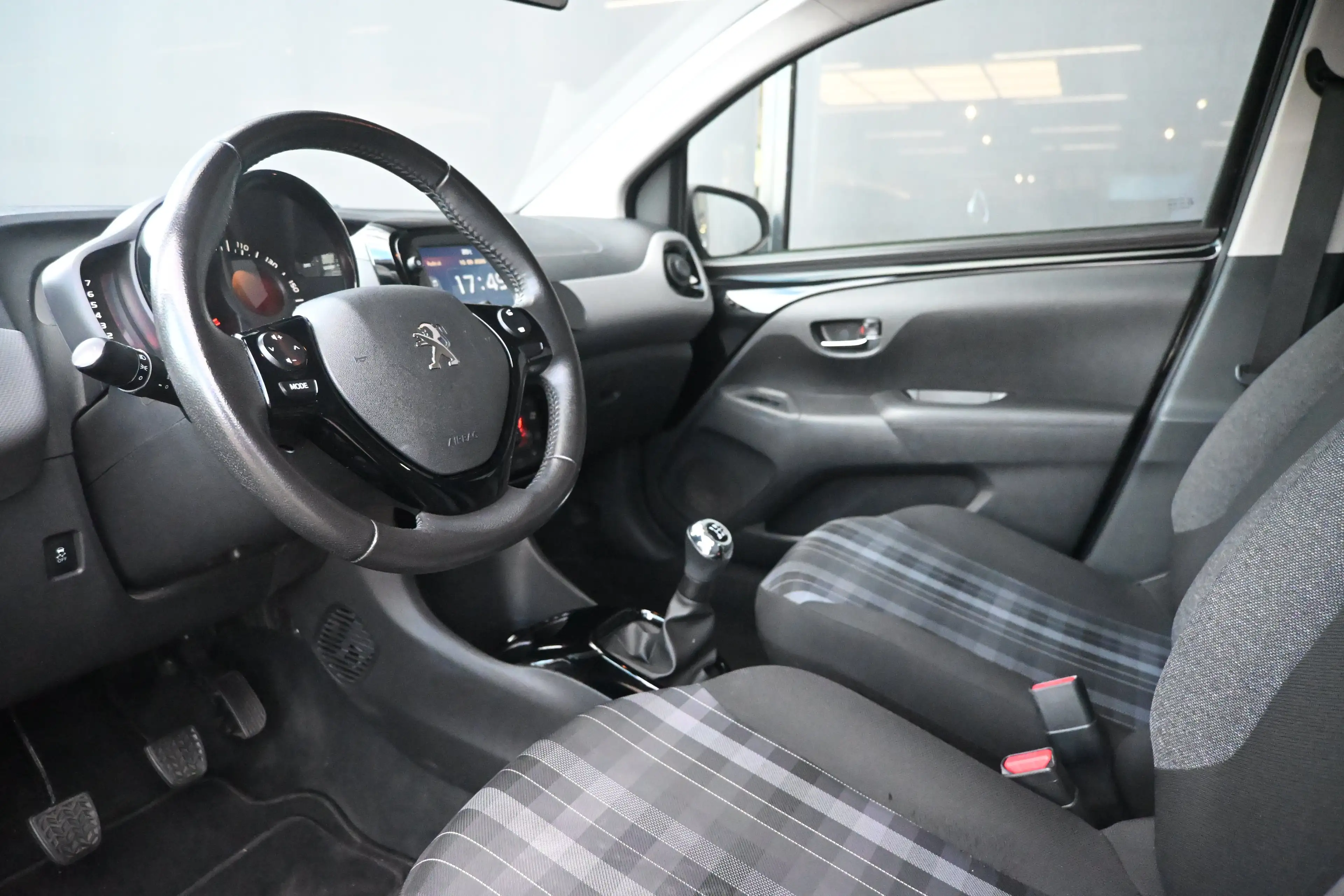 Peugeot 108 1.0 e-VTi Blue Lease Executive | Navi by app | Air — photo 6