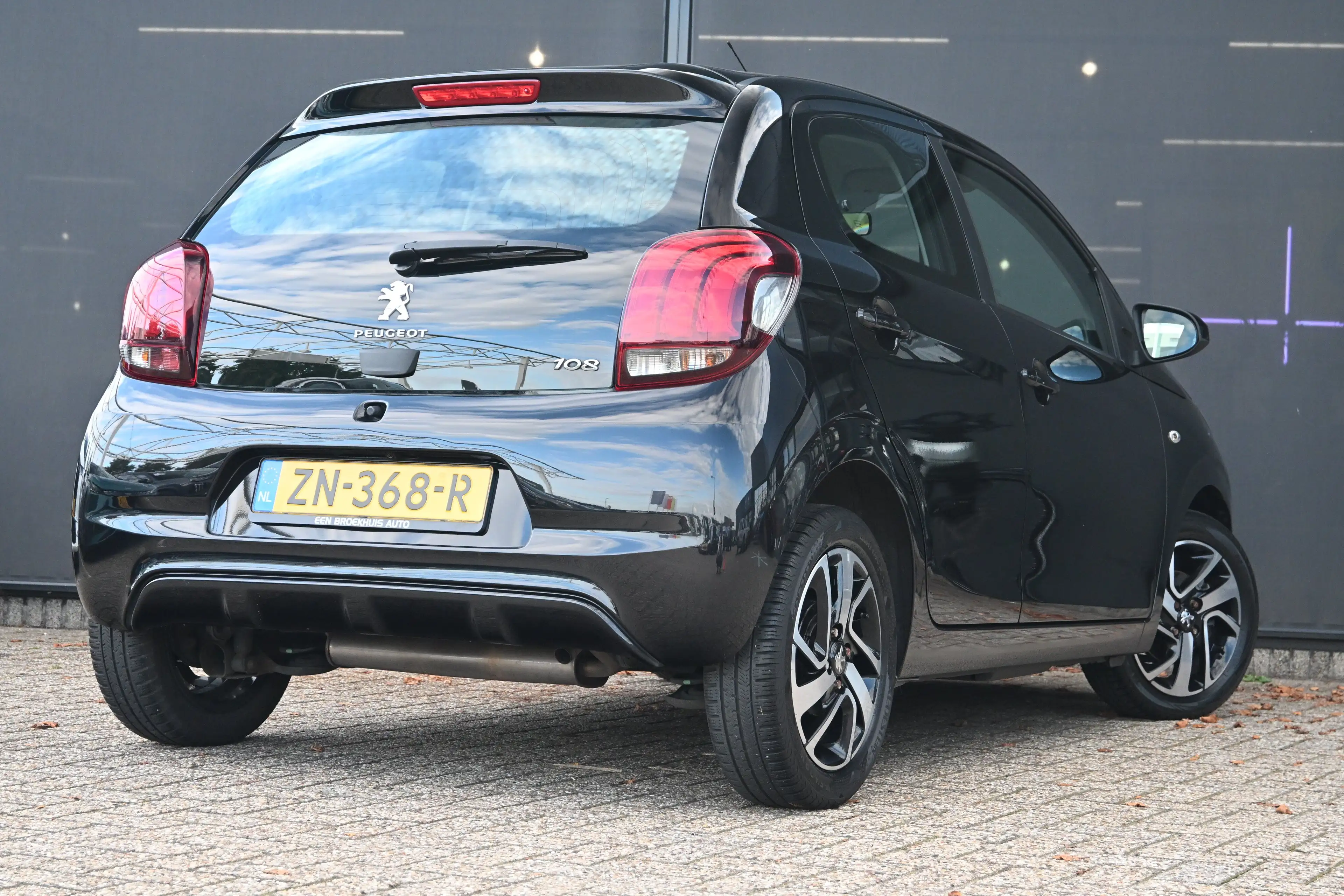 Peugeot 108 1.0 e-VTi Blue Lease Executive | Navi by app | Air — photo 2