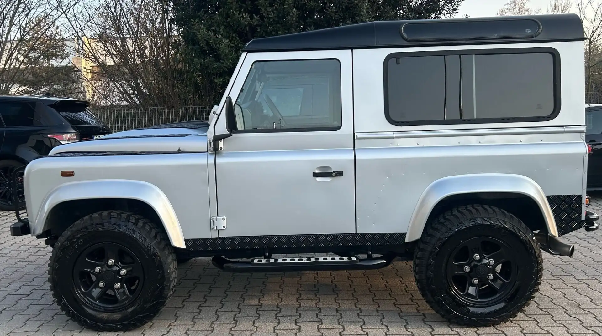Land Rover Defender 90 2.4 TD4 Station Wagon S Grau - 2