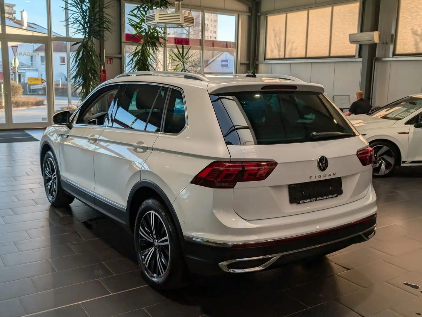 Volkswagen Tiguan 1.5 TSI OPF DSG Elegance AHK Navi 1.Hand Blanc - 2