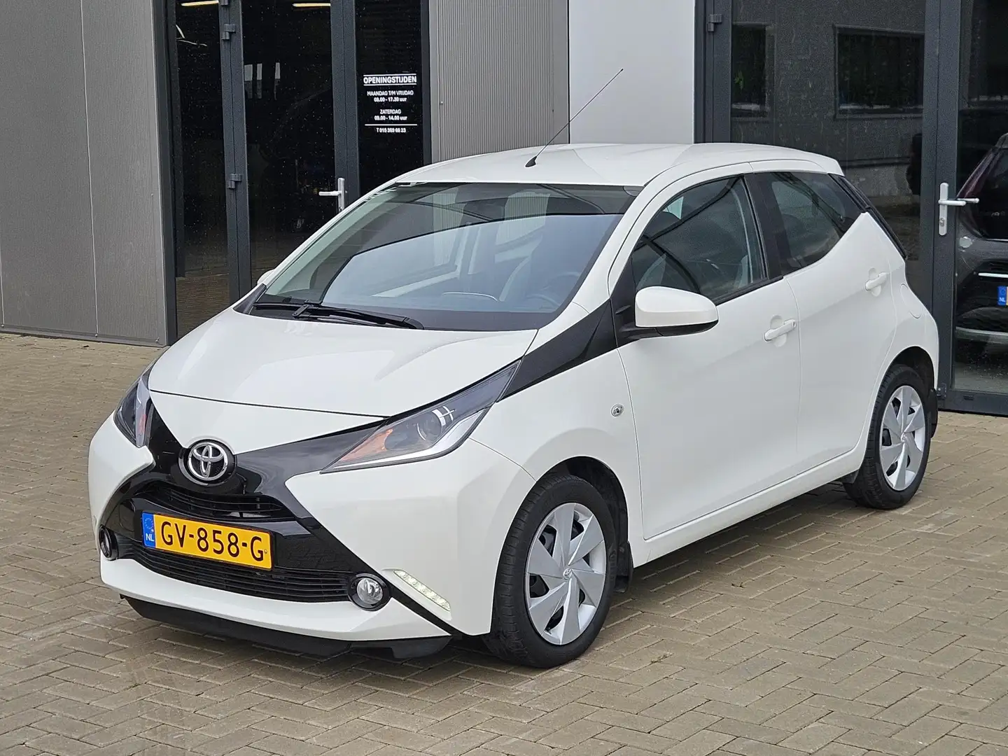 Toyota Aygo 1.0 VVT-i x-play Automaat Cam NL-auto NAP Wit - 2