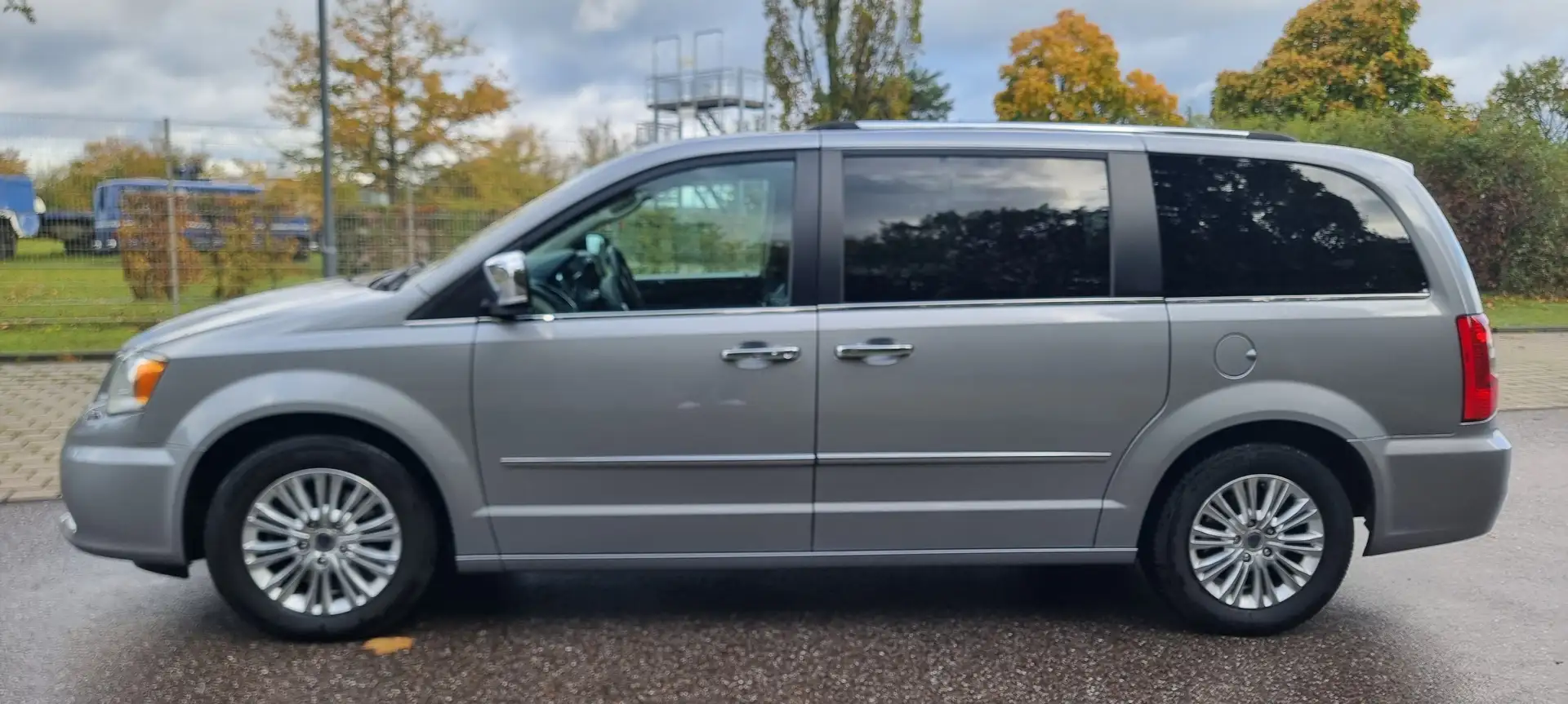 Lancia Voyager Voyager 2.8 Multijet 16v Platinum Plateado - 1