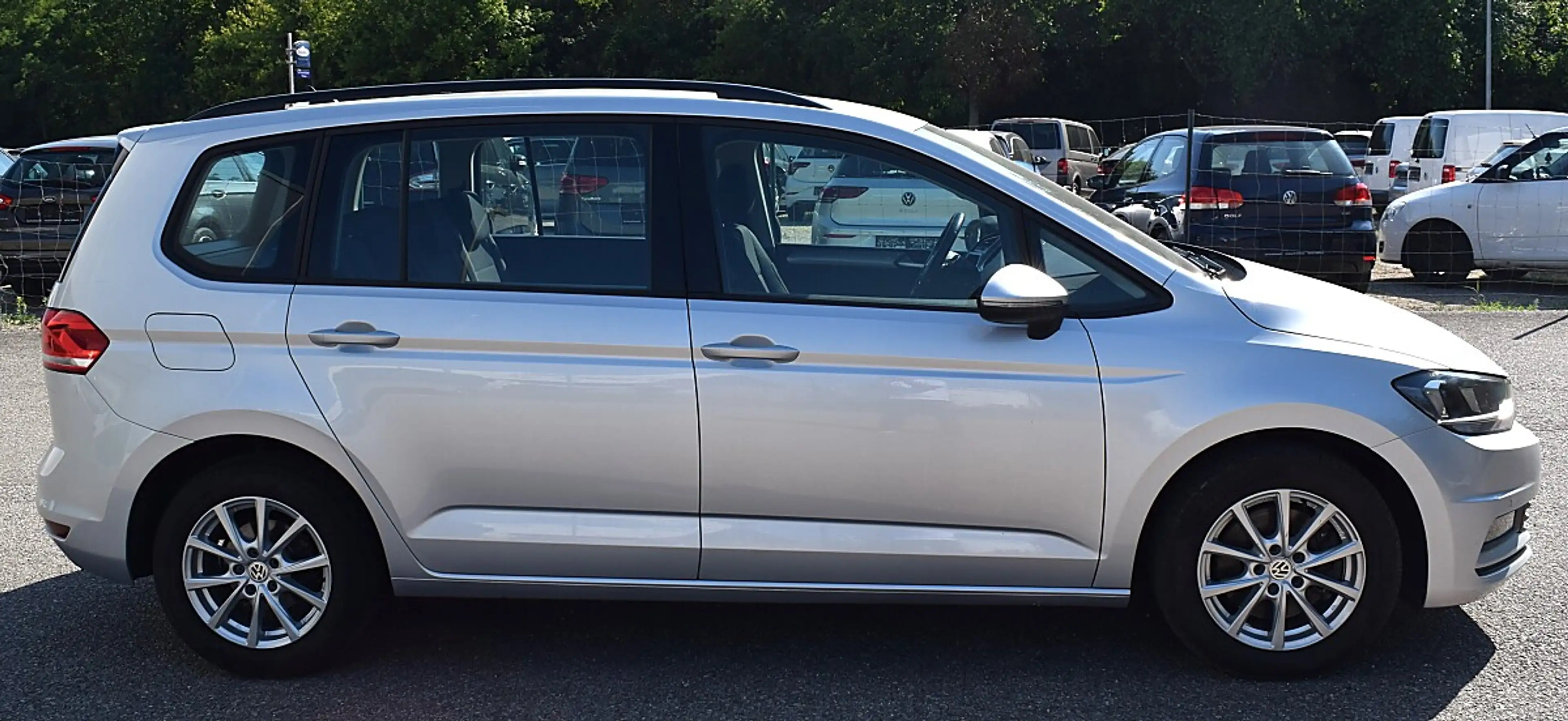 Volkswagen Touran 2,0 SCR TDI DSG — photo 3