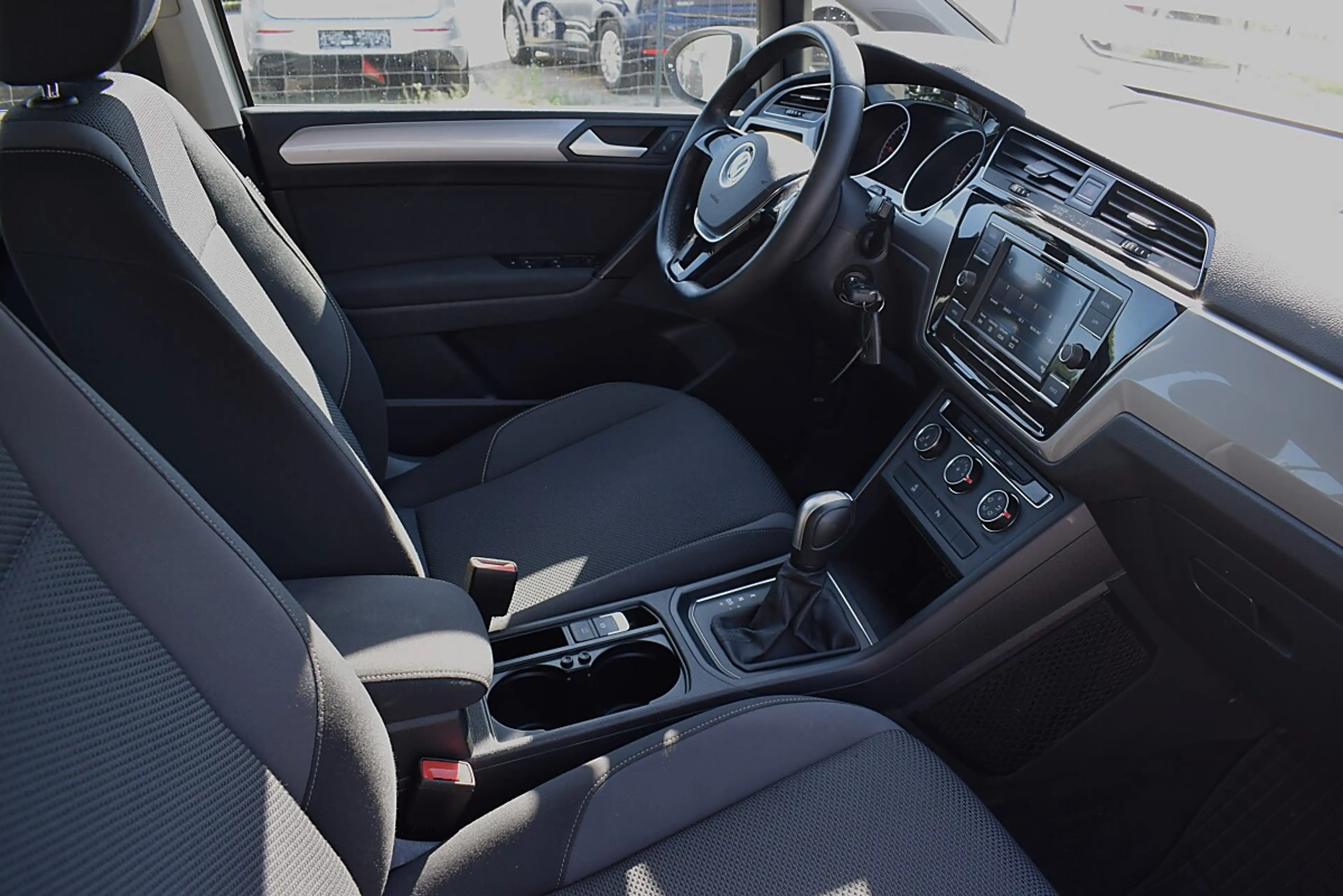 Volkswagen Touran 2,0 SCR TDI DSG — photo 11