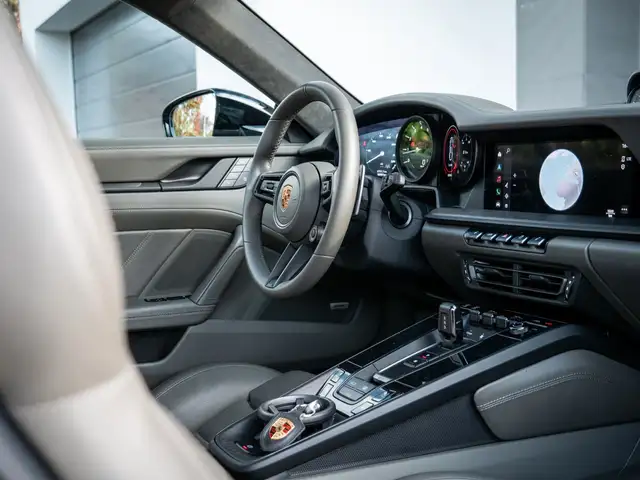 Porsche 911 view 15
