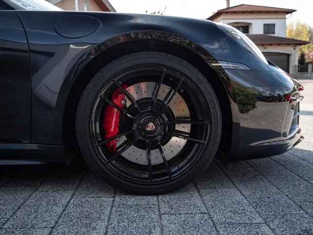 Porsche 911 view 10