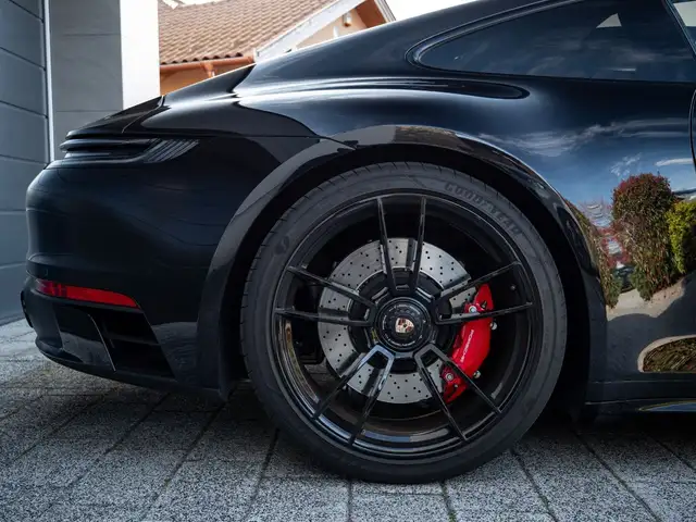Porsche 911 view 9